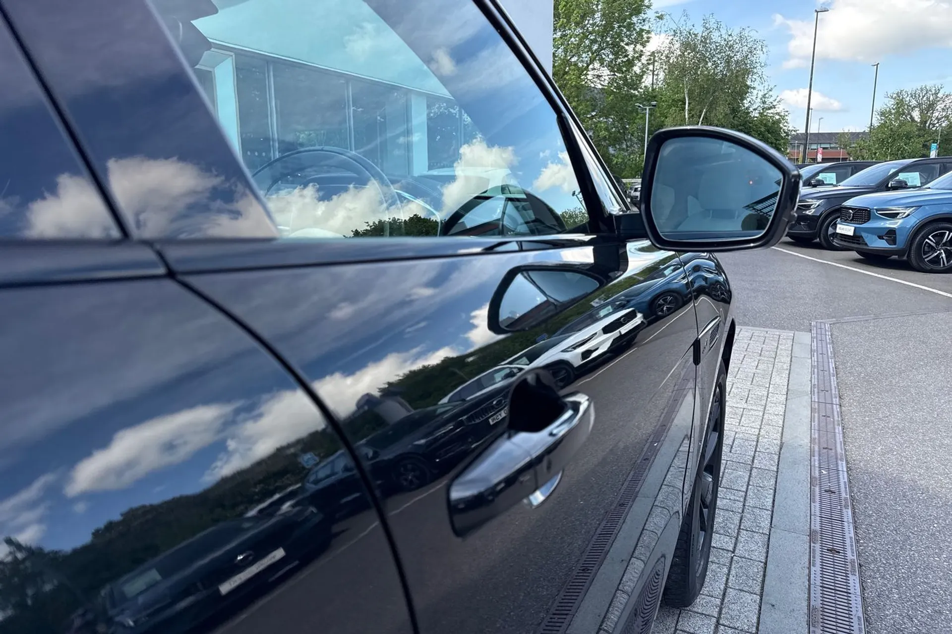 Jaguar F-PACE thumbnail image number 16