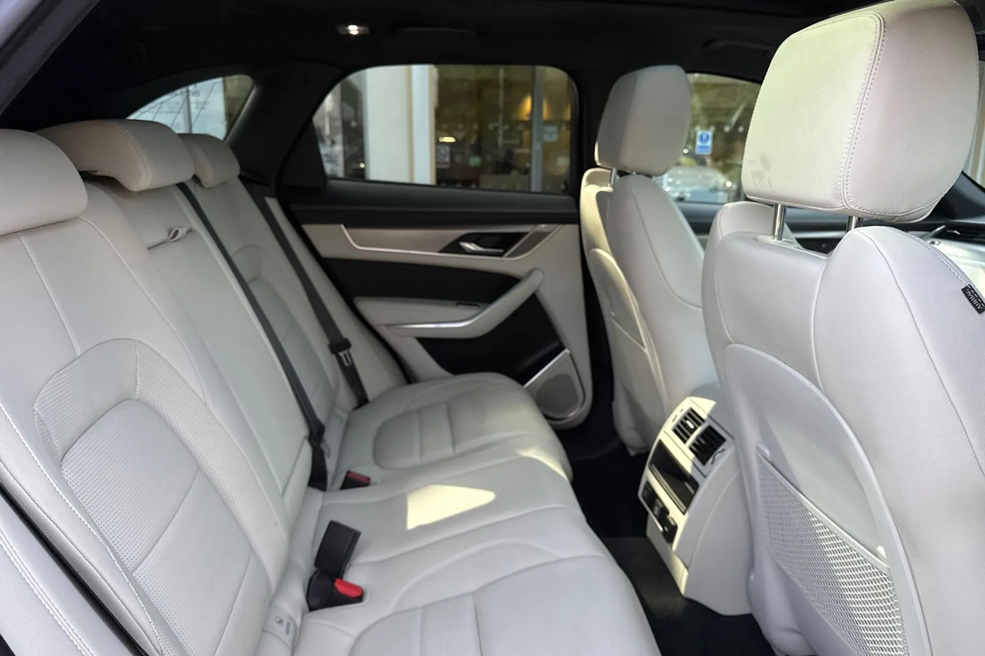 Jaguar F-PACE thumbnail image number 22