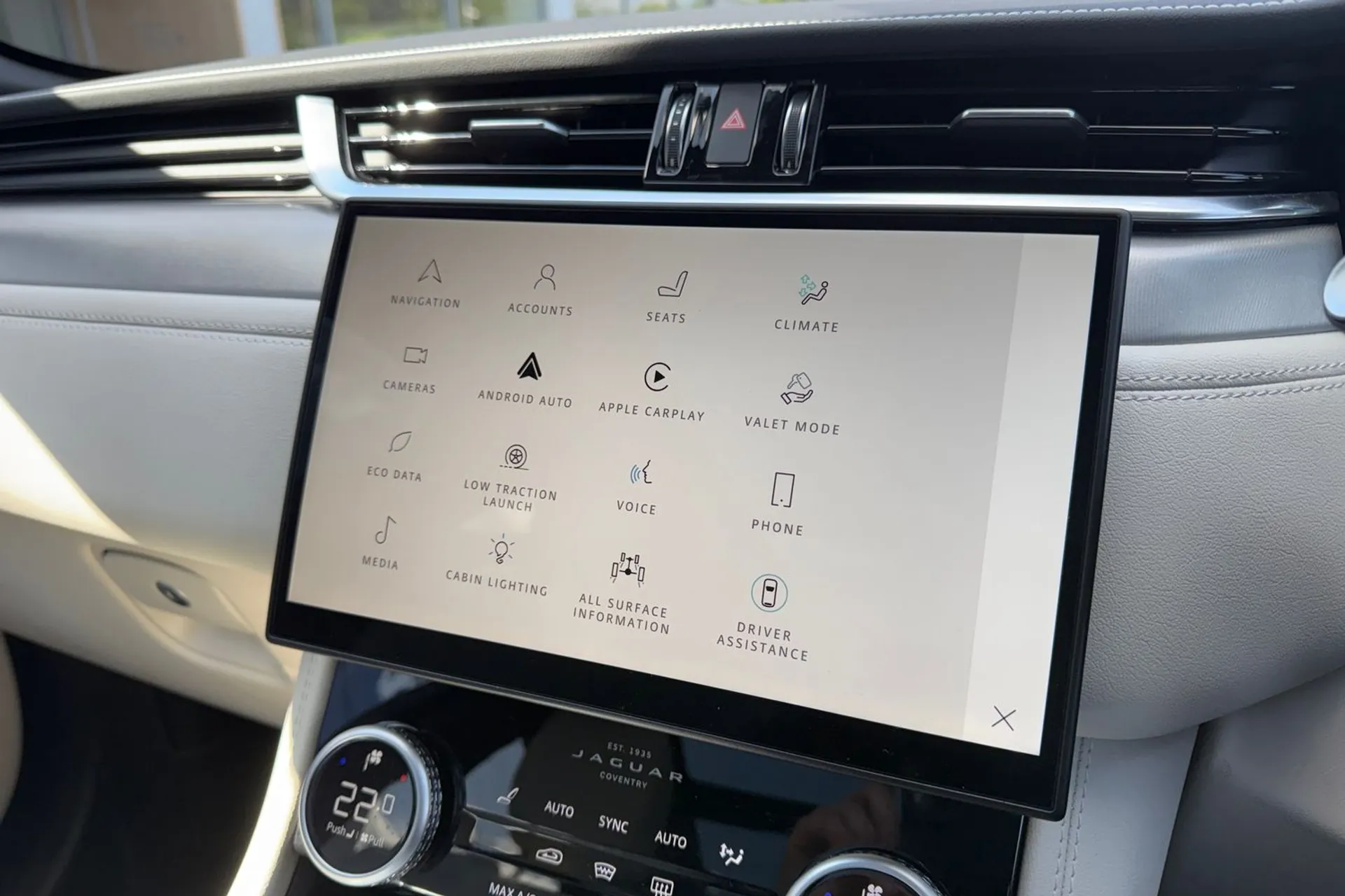 Jaguar F-PACE thumbnail image number 37
