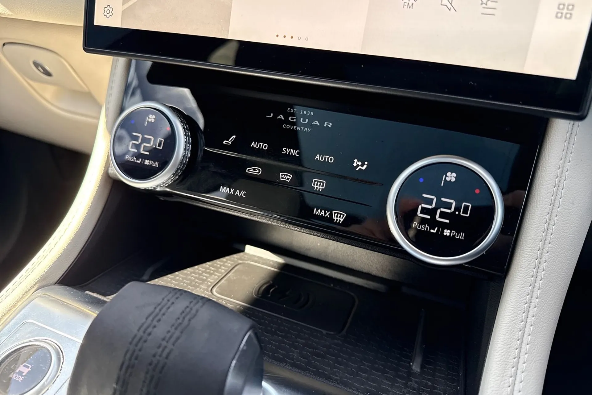 Jaguar F-PACE thumbnail image number 38