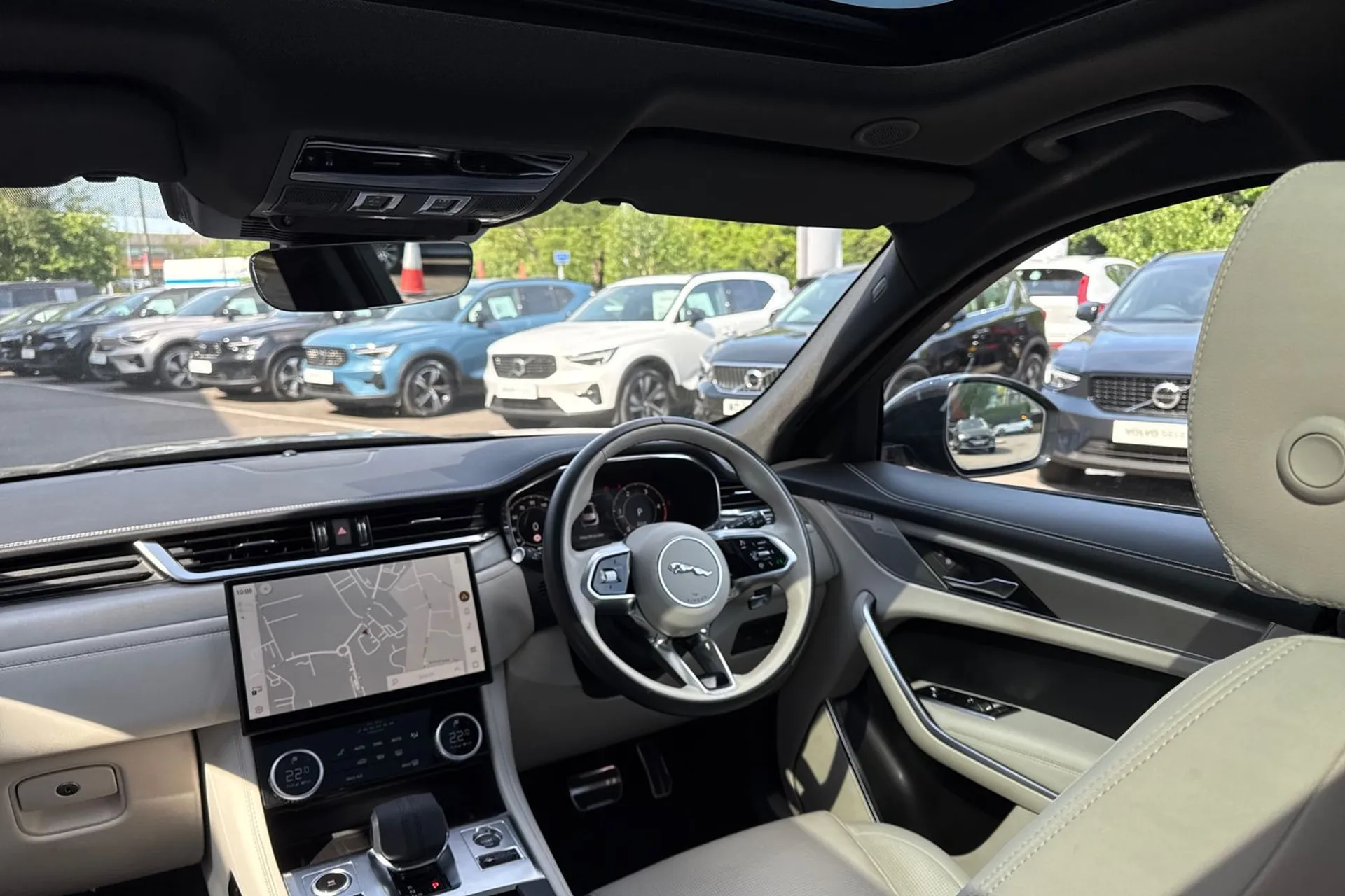Jaguar F-PACE thumbnail image number 32