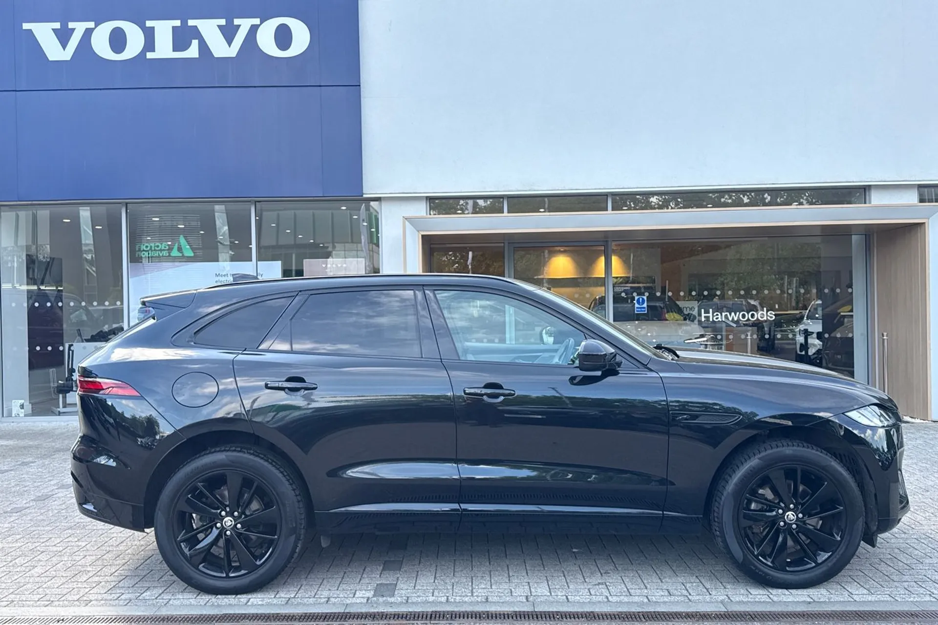 Jaguar F-PACE thumbnail image number 2