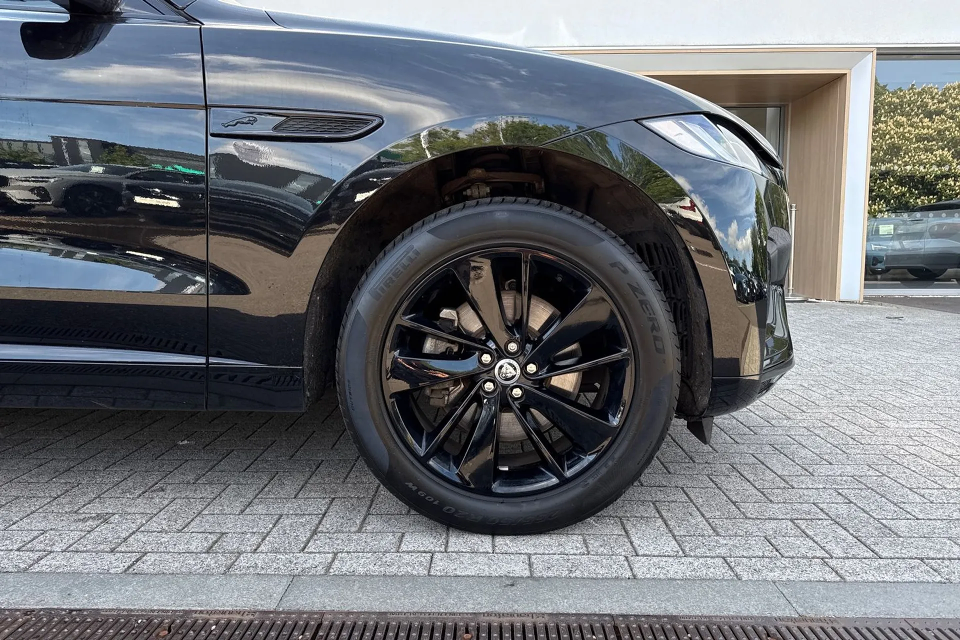 Jaguar F-PACE thumbnail image number 13
