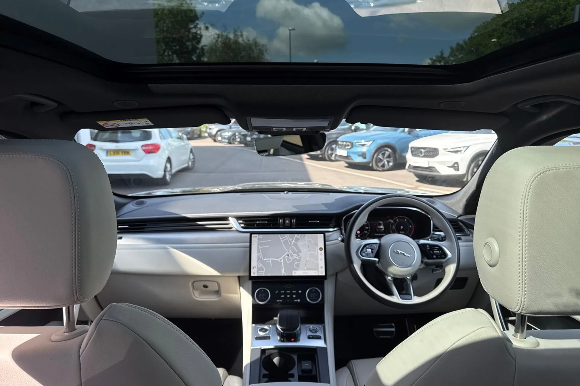 Jaguar F-PACE thumbnail image number 3