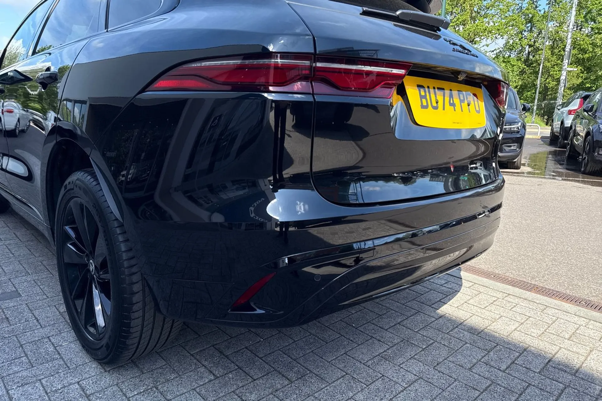 Jaguar F-PACE thumbnail image number 17
