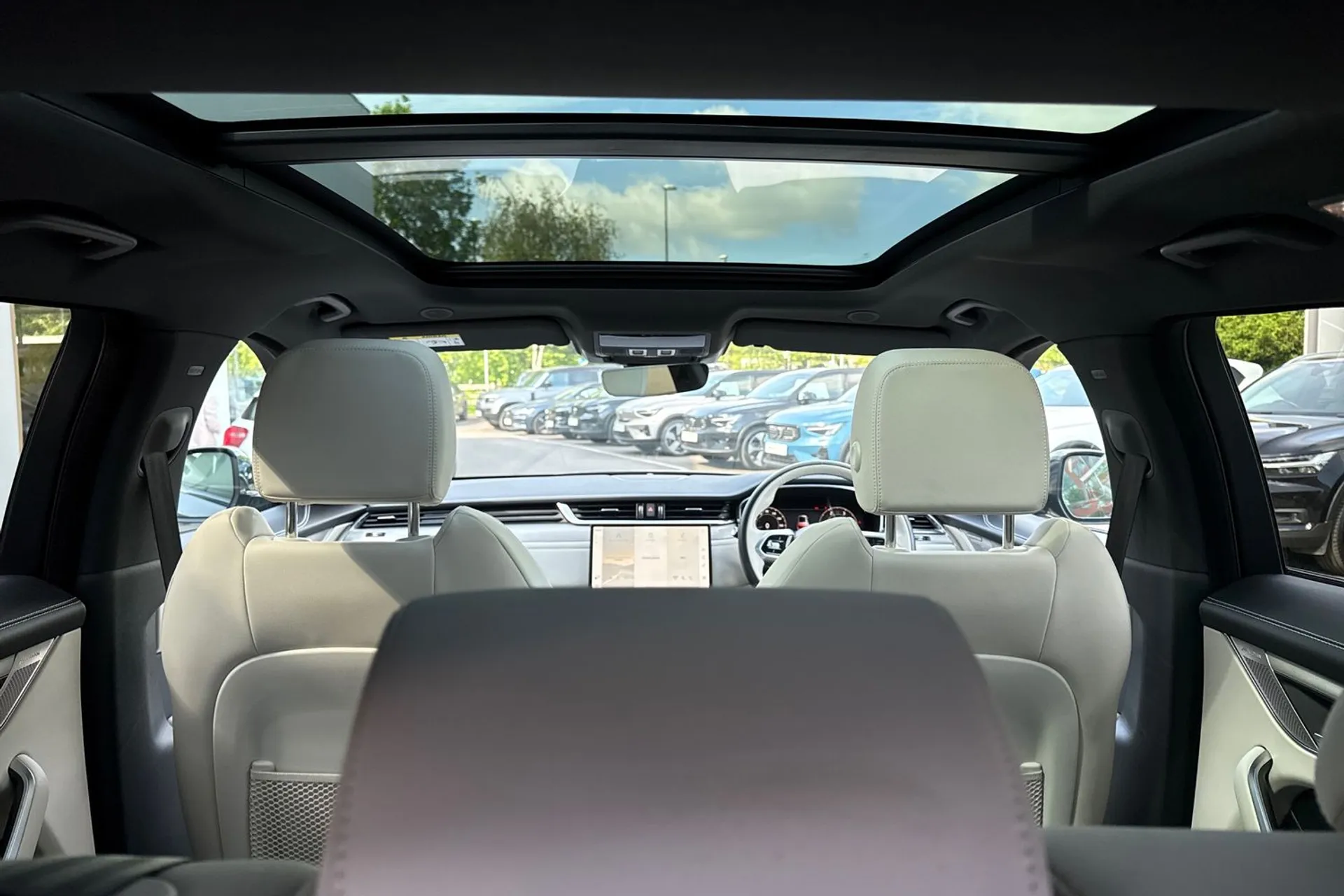 Jaguar F-PACE thumbnail image number 21