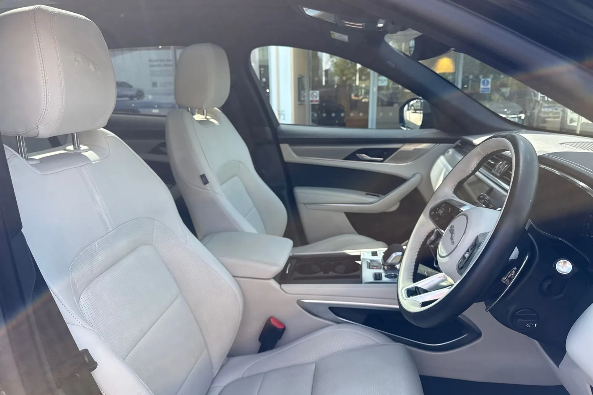 Jaguar F-PACE thumbnail image number 25