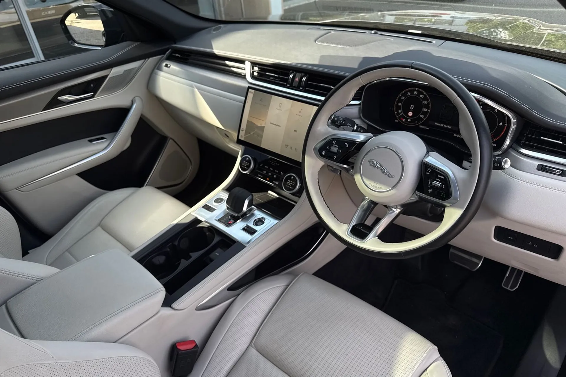 Jaguar F-PACE thumbnail image number 5