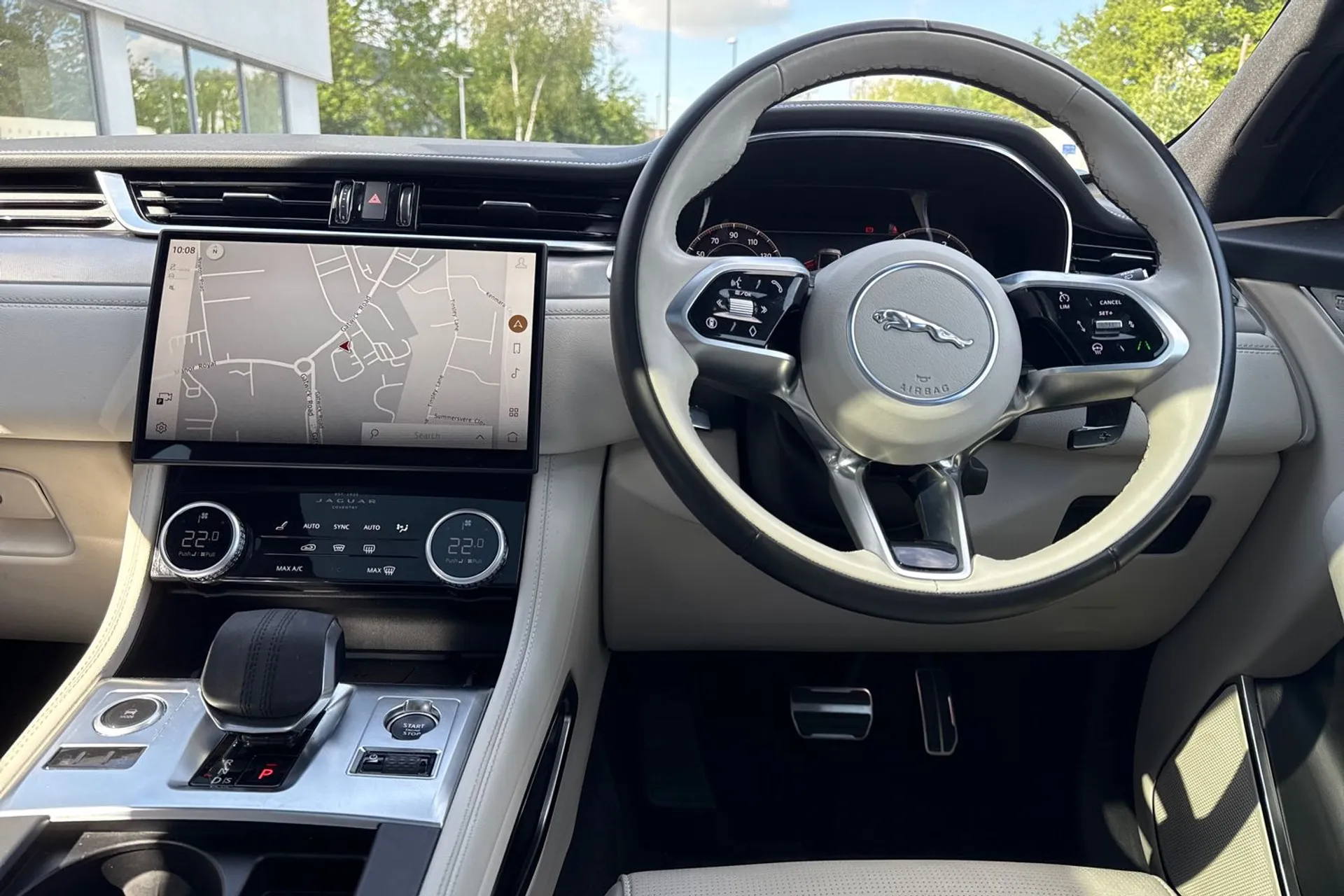 Jaguar F-PACE thumbnail image number 33
