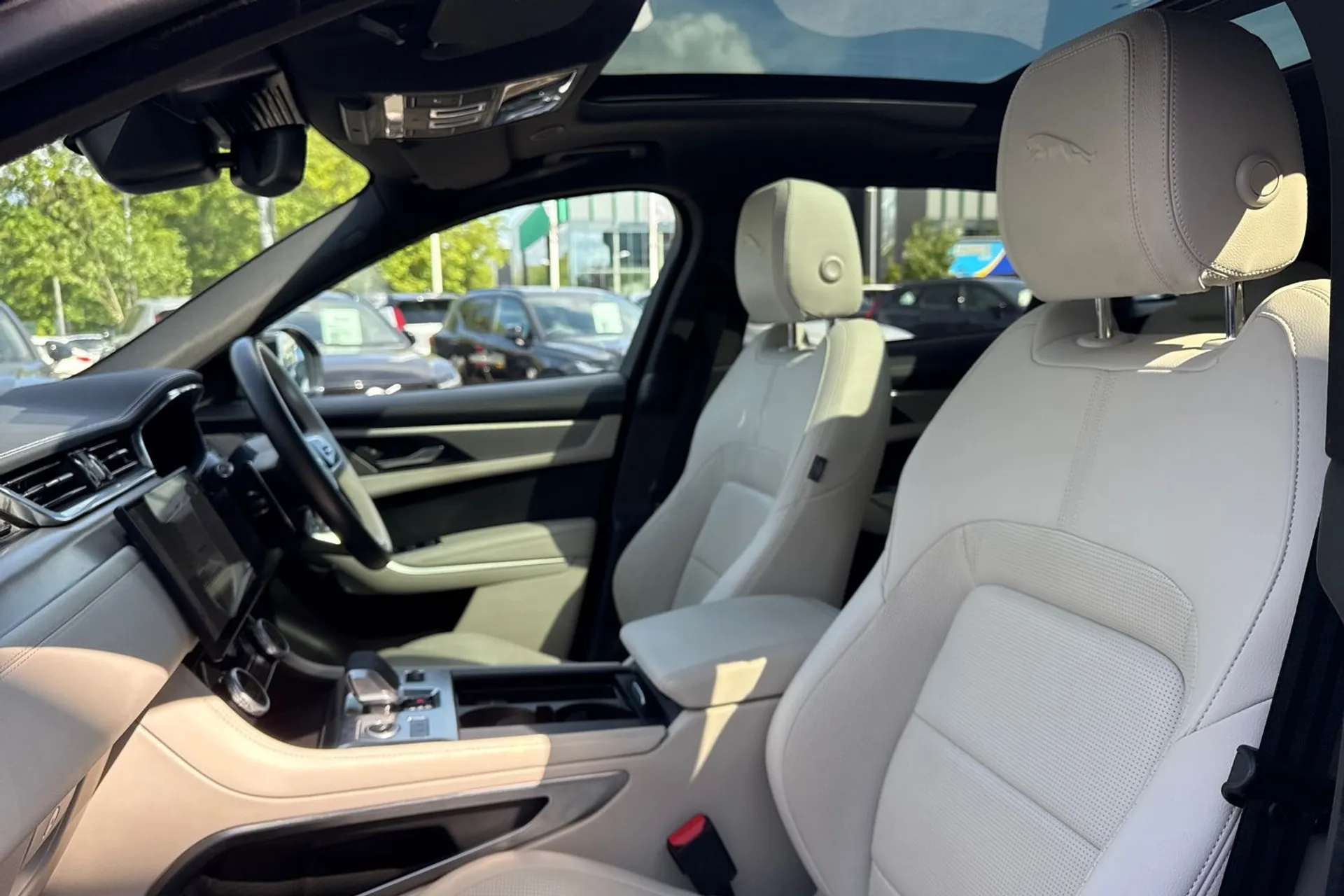 Jaguar F-PACE thumbnail image number 27