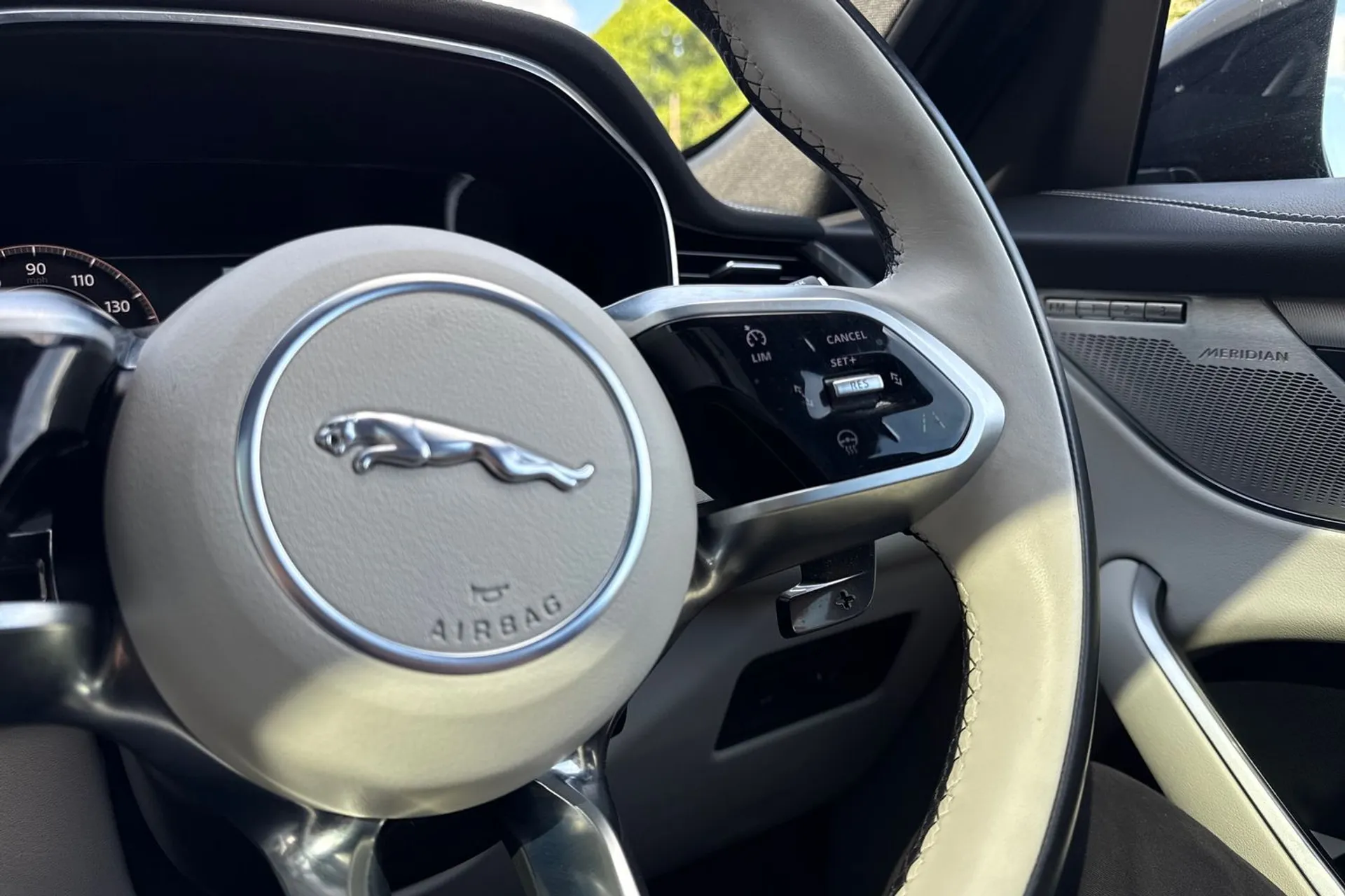 Jaguar F-PACE thumbnail image number 36