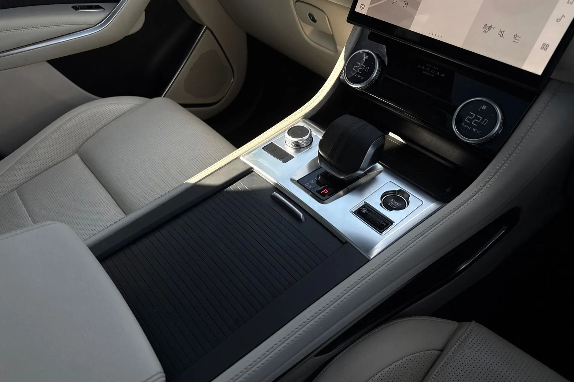 Jaguar F-PACE thumbnail image number 40