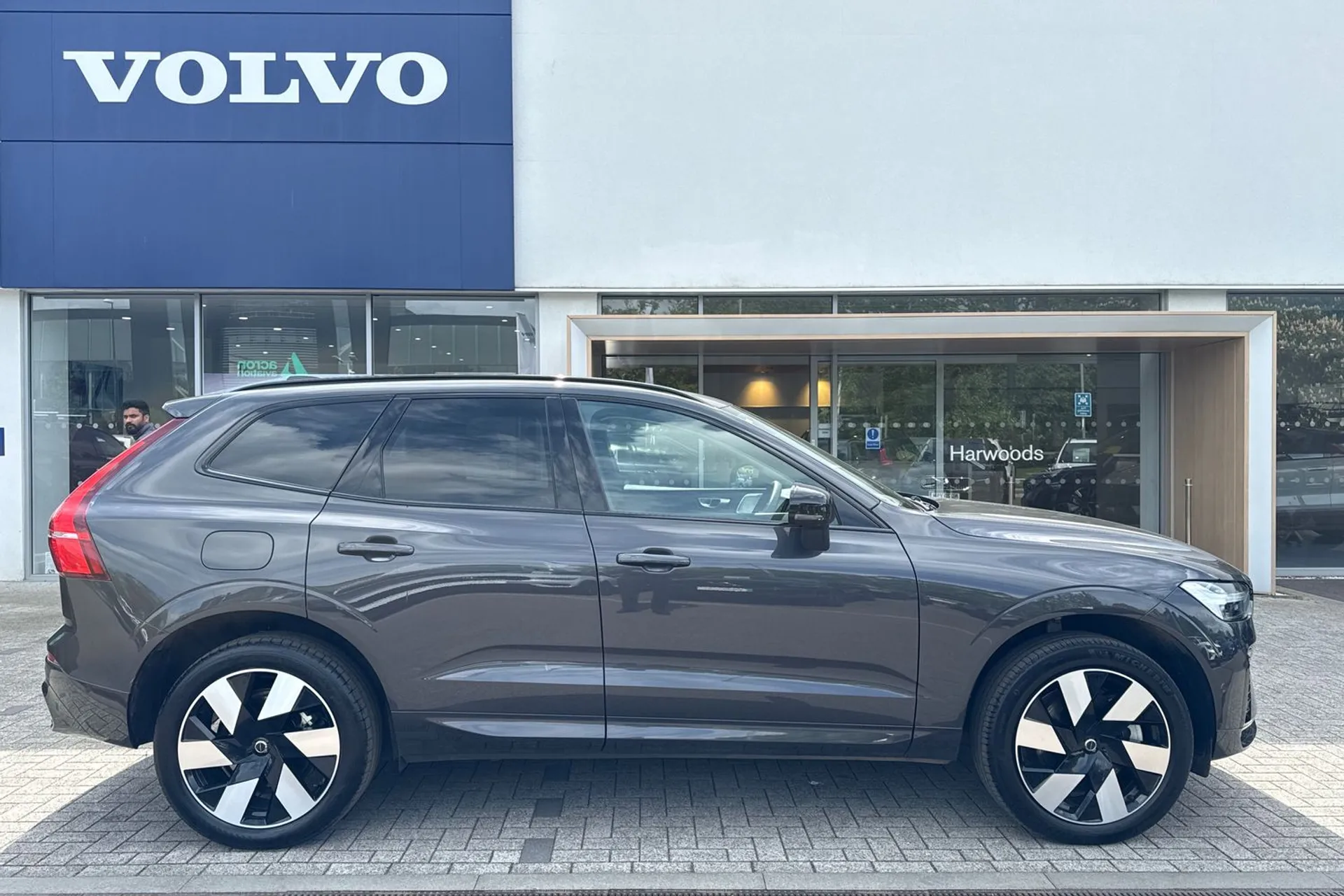 Volvo XC60 thumbnail image number 2