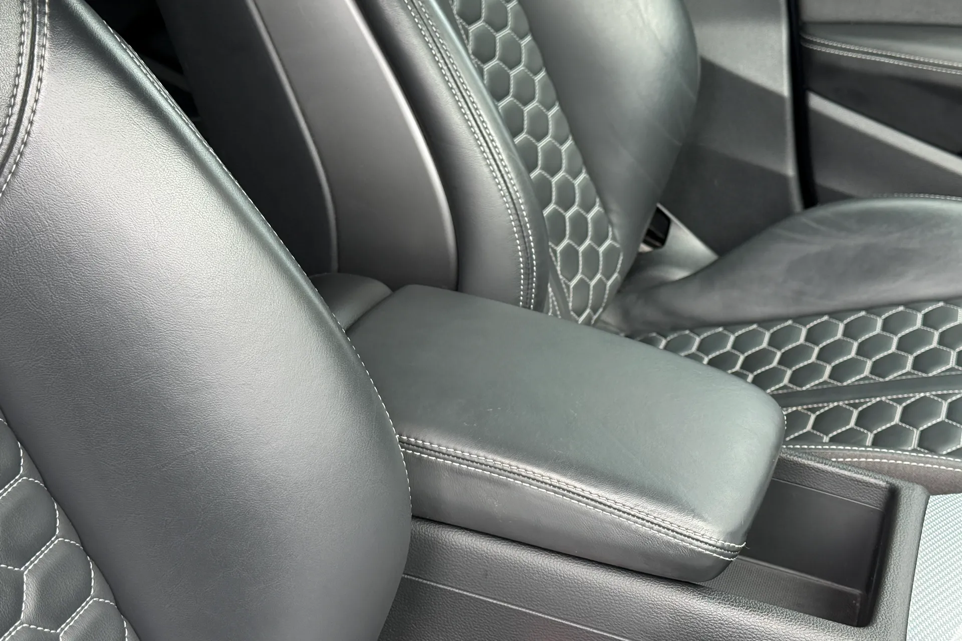 Audi RS4 thumbnail image number 31