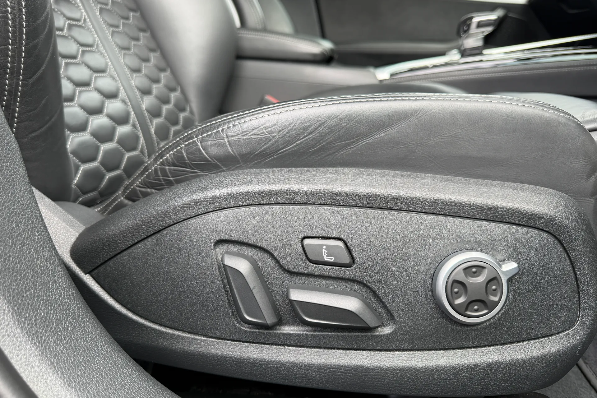 Audi RS4 thumbnail image number 34