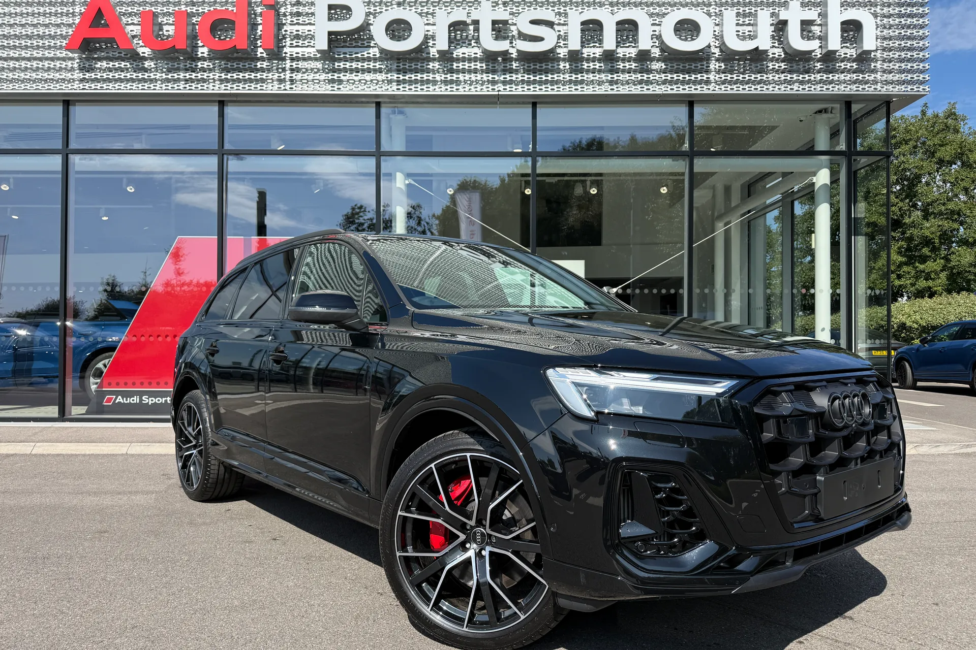 Audi Q7 focused image