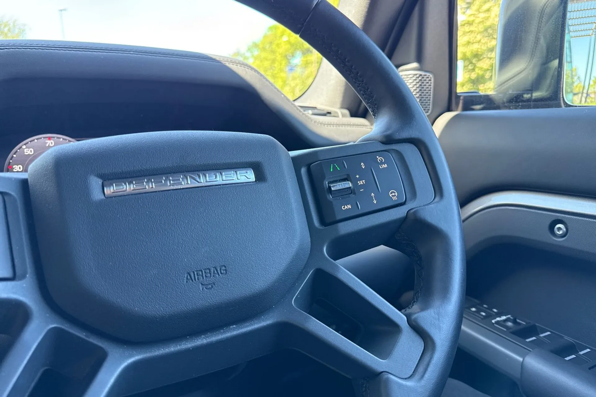 LAND ROVER DEFENDER thumbnail image number 37