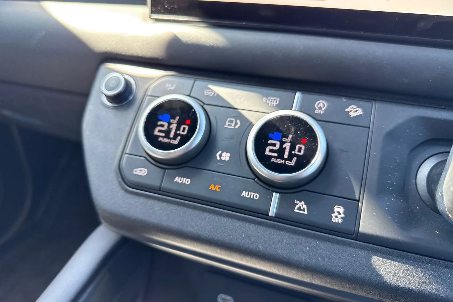 LAND ROVER DEFENDER thumbnail image number 39