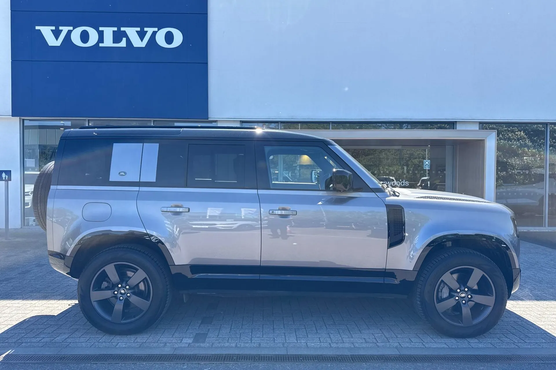 LAND ROVER DEFENDER thumbnail image number 2