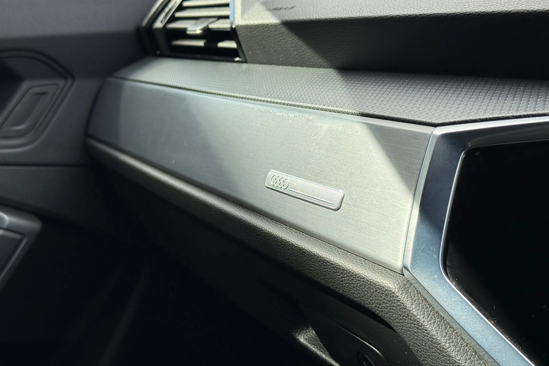 Audi Q3 thumbnail image number 18
