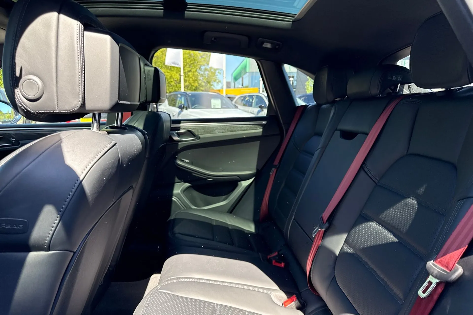 Porsche MACAN thumbnail image number 30