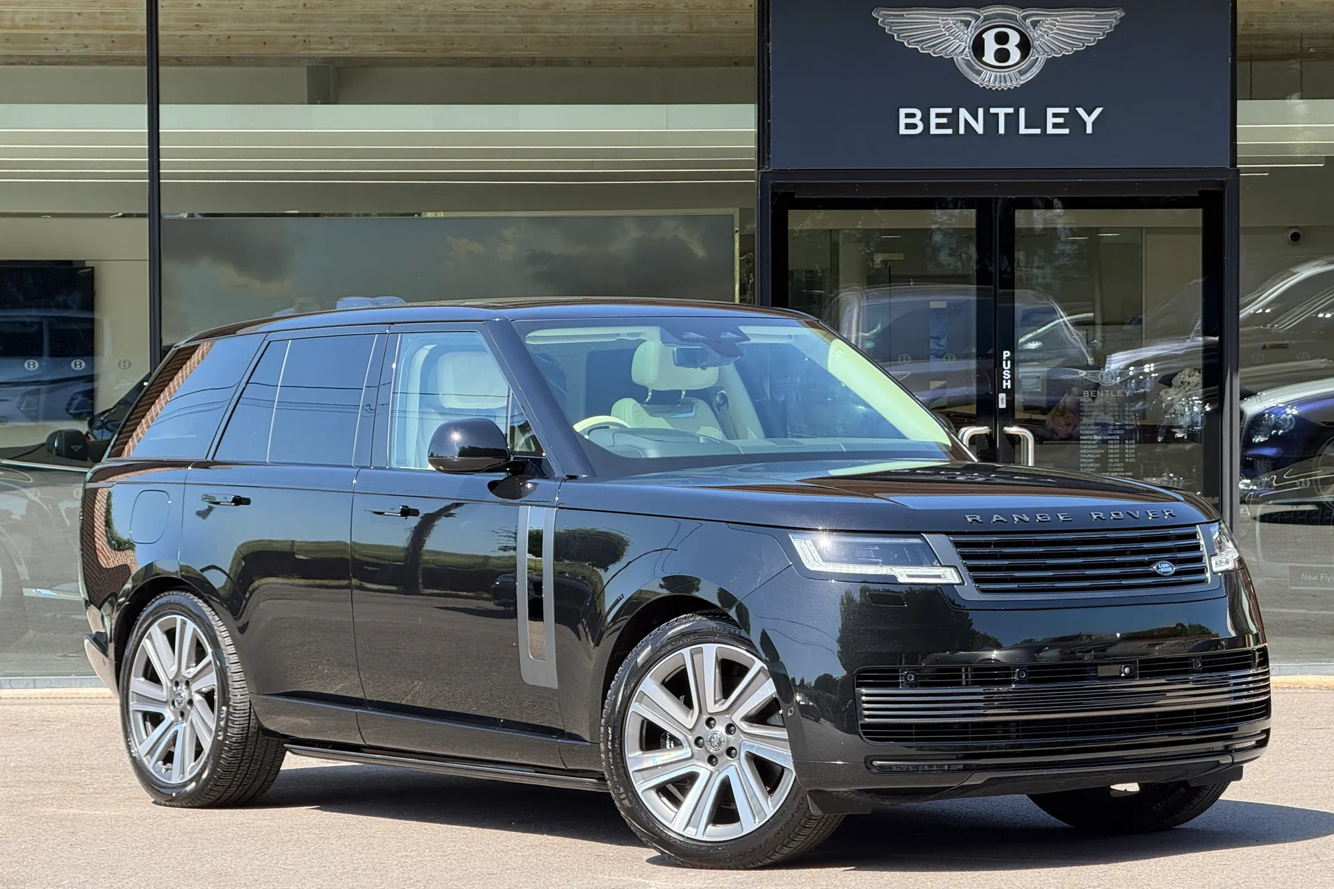 LAND ROVER RANGE ROVER focused image