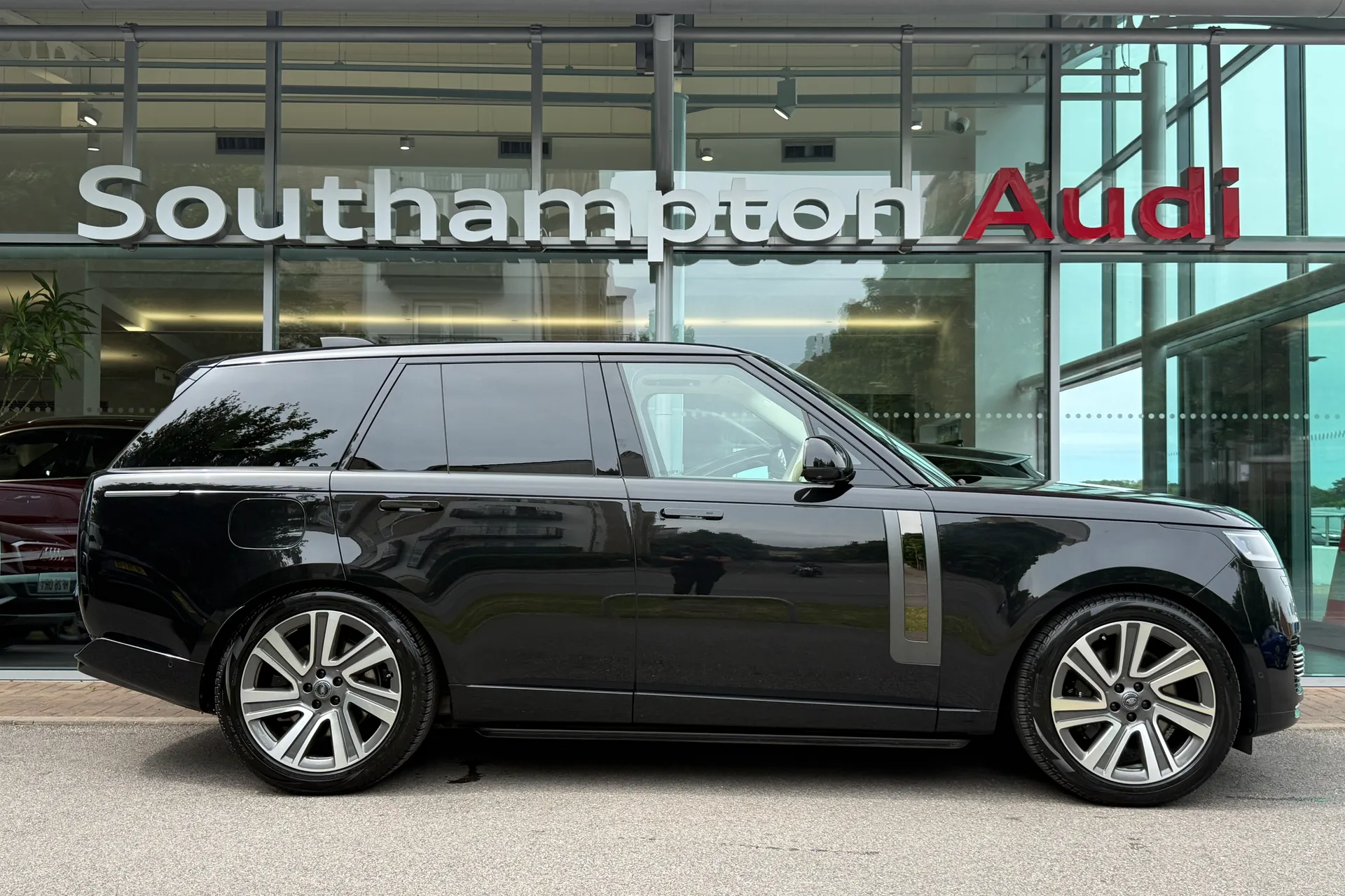 LAND ROVER RANGE ROVER thumbnail image number 2