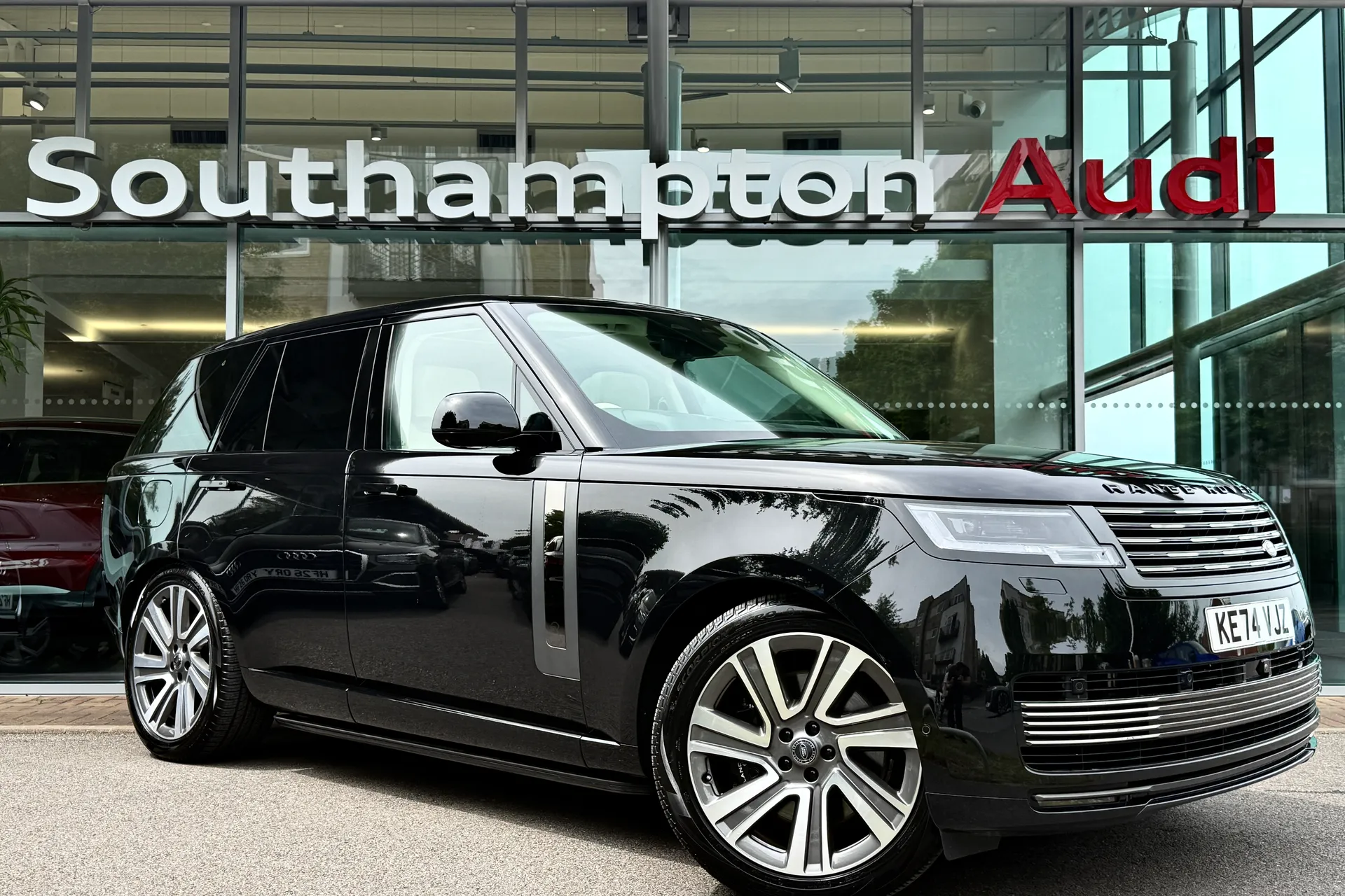 LAND ROVER RANGE ROVER focused image