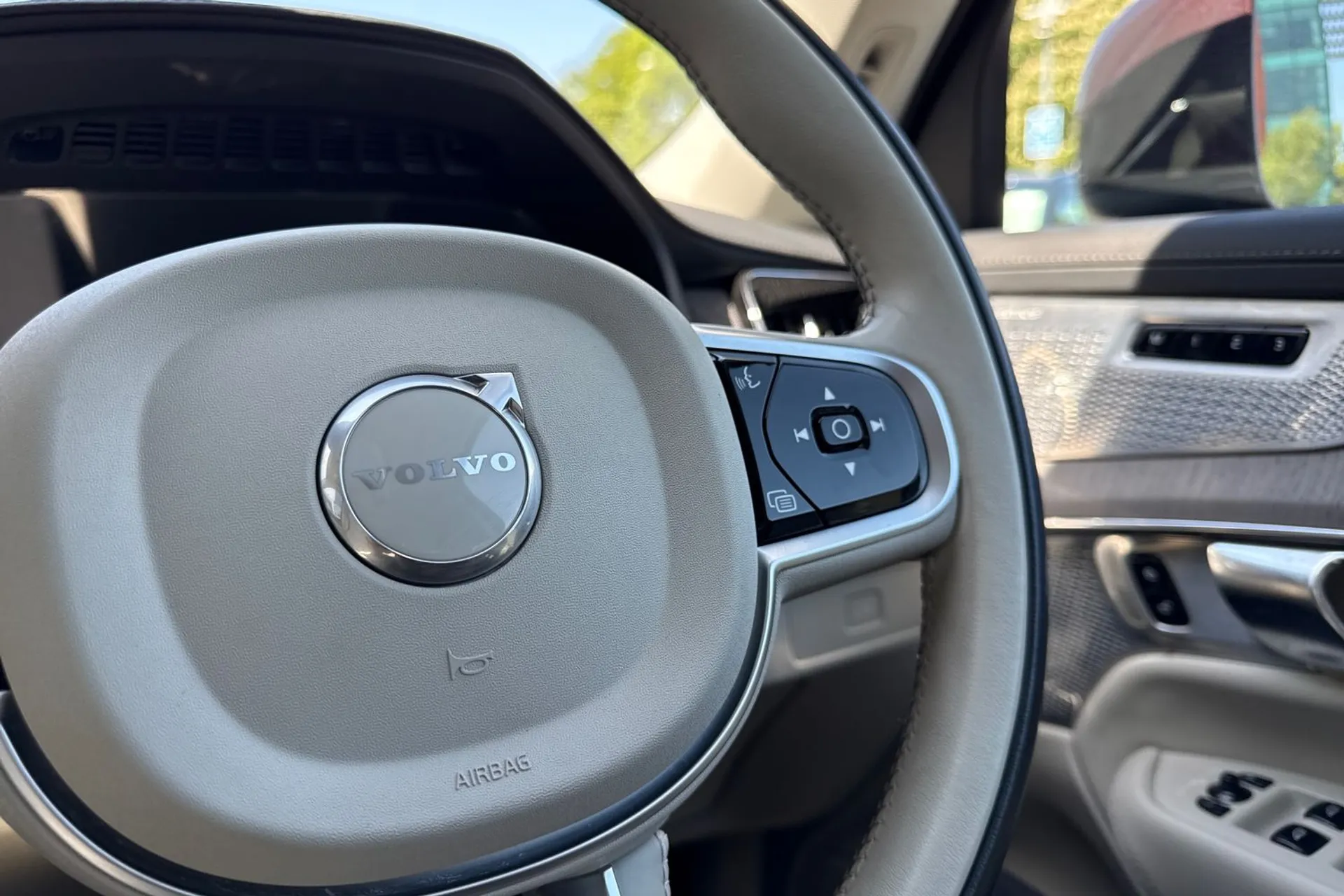 Volvo XC90 thumbnail image number 40