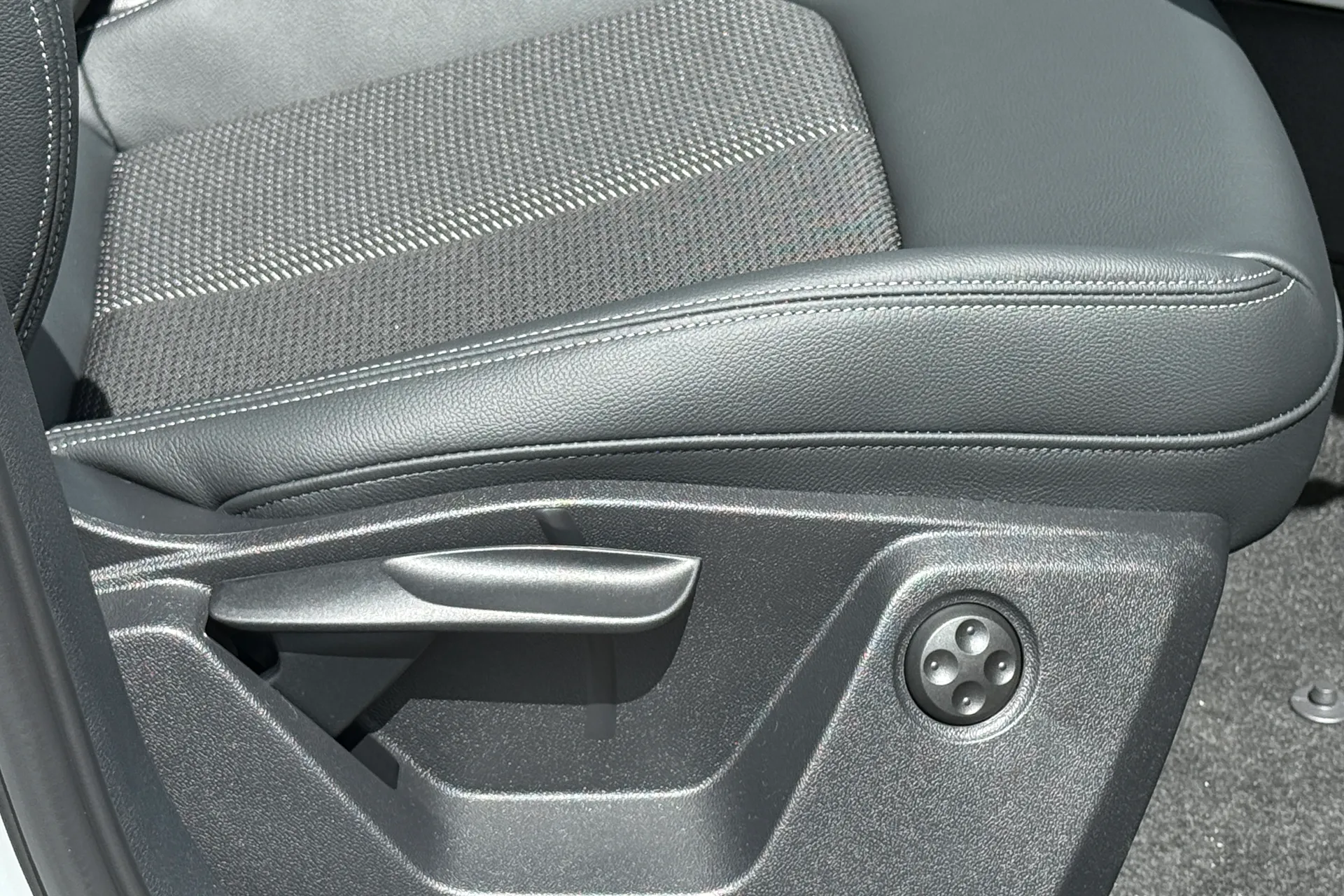 Audi Q2 thumbnail image number 23