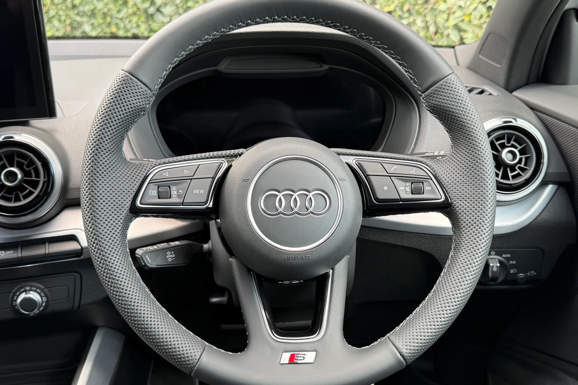 Audi Q2 thumbnail image number 12