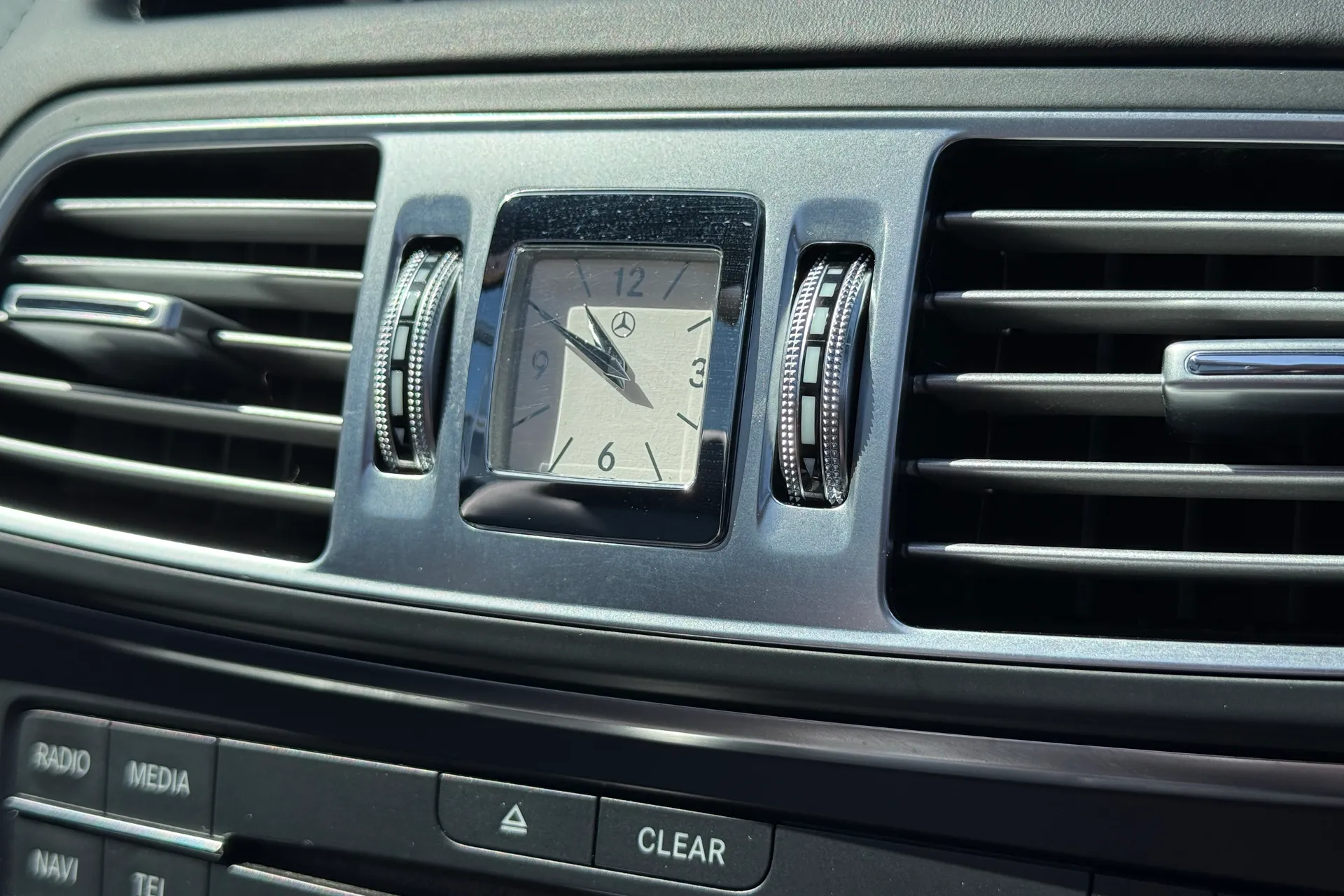 MERCEDES-BENZ E CLASS thumbnail image number 14