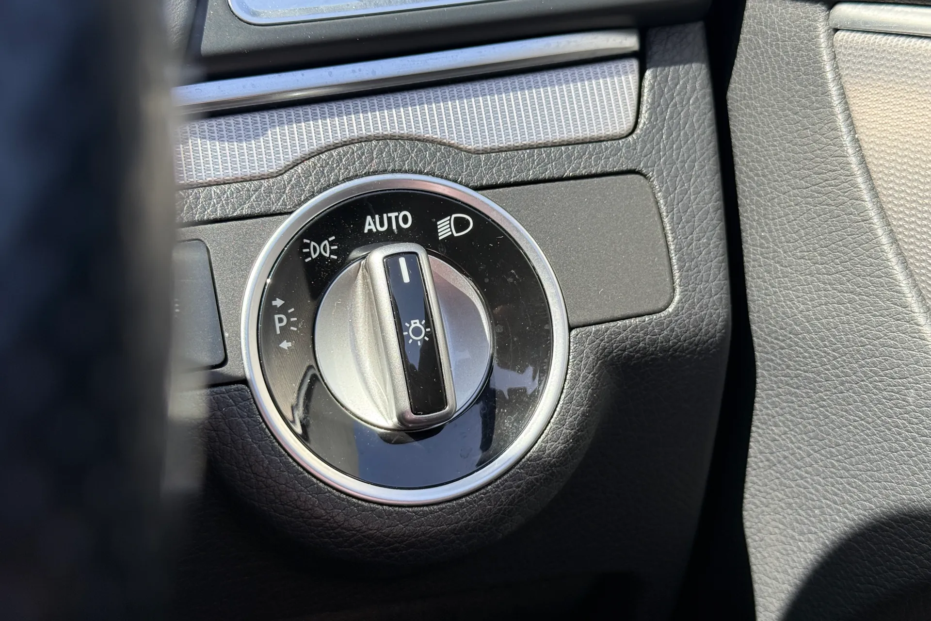 MERCEDES-BENZ E CLASS thumbnail image number 17