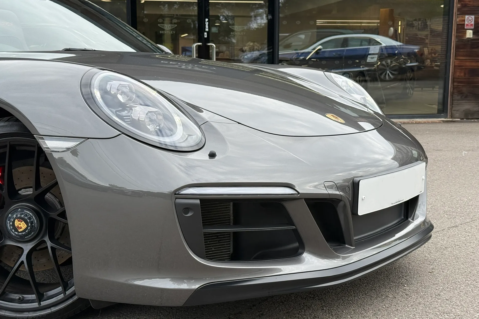 Porsche 911 thumbnail image number 3