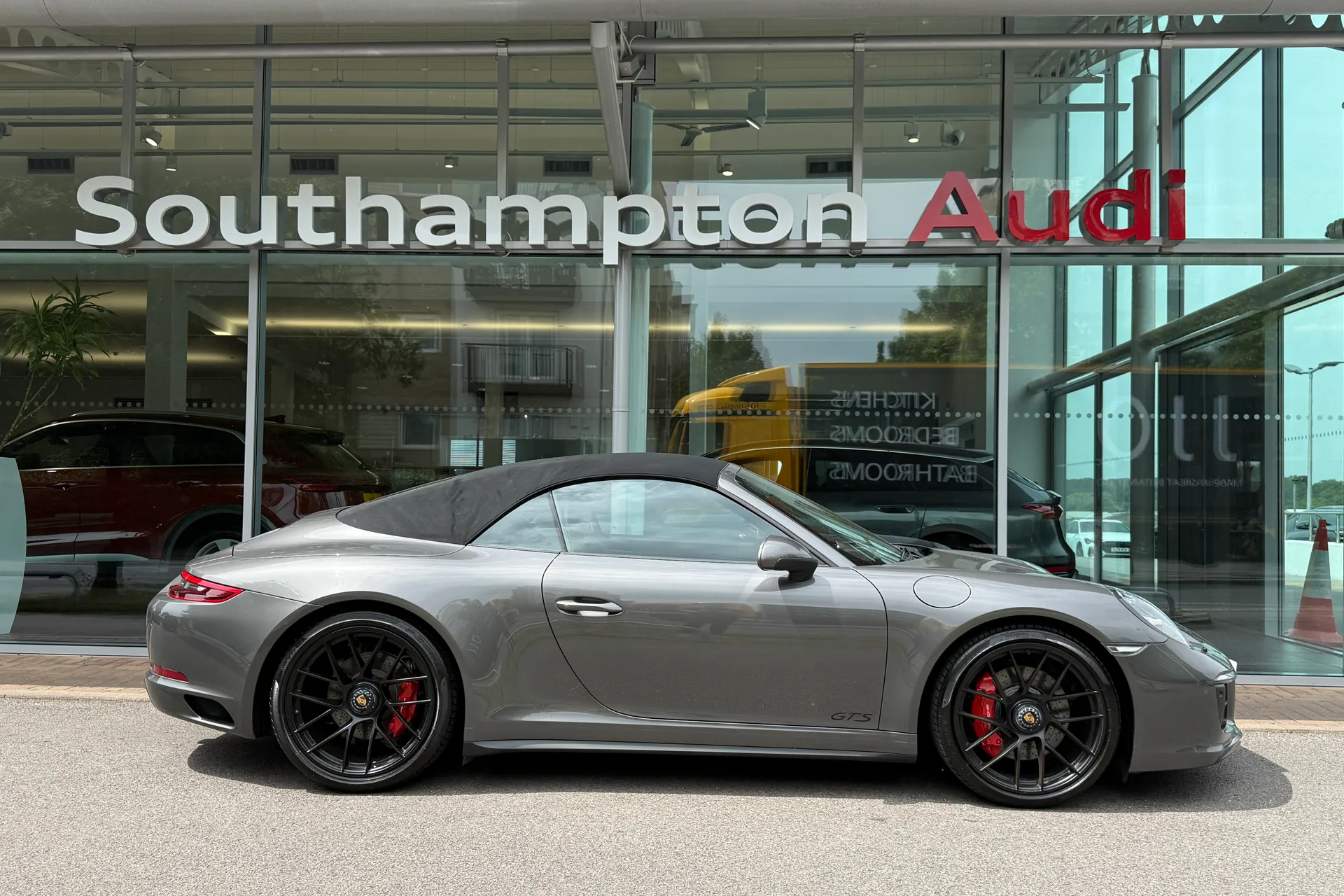 Porsche 911 thumbnail image number 2