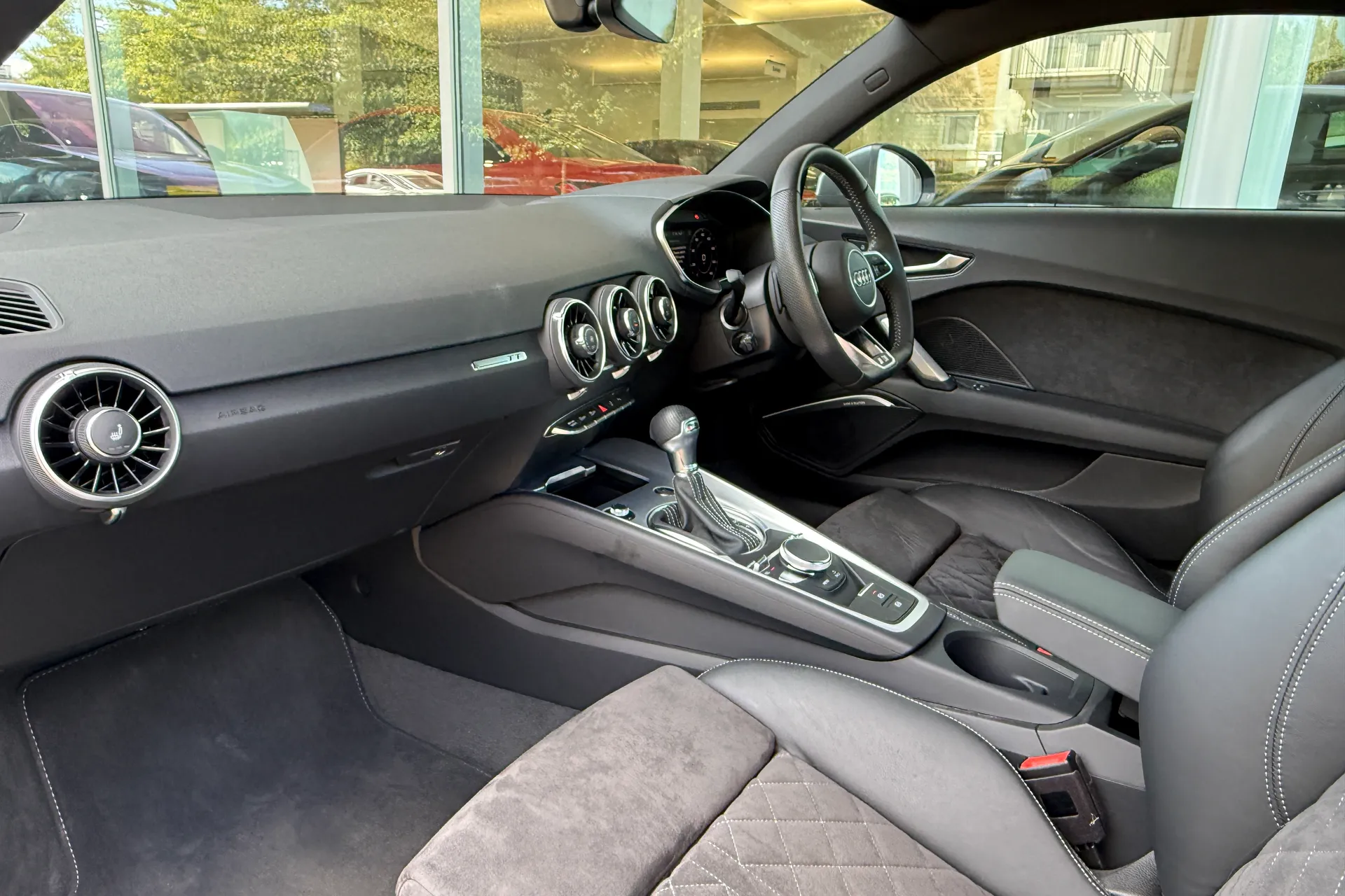 Audi TT thumbnail image number 2