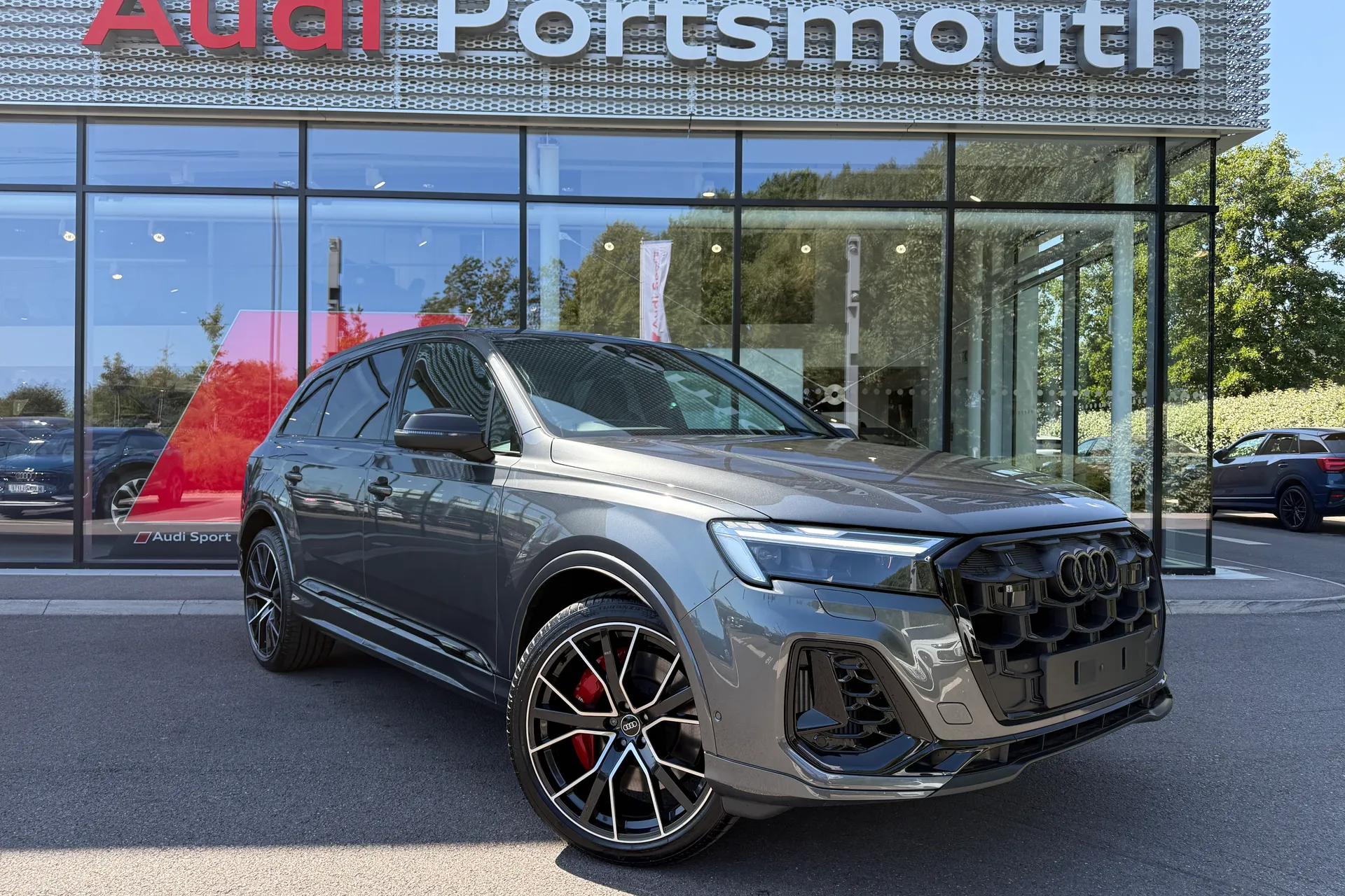 Audi Q7 focused image