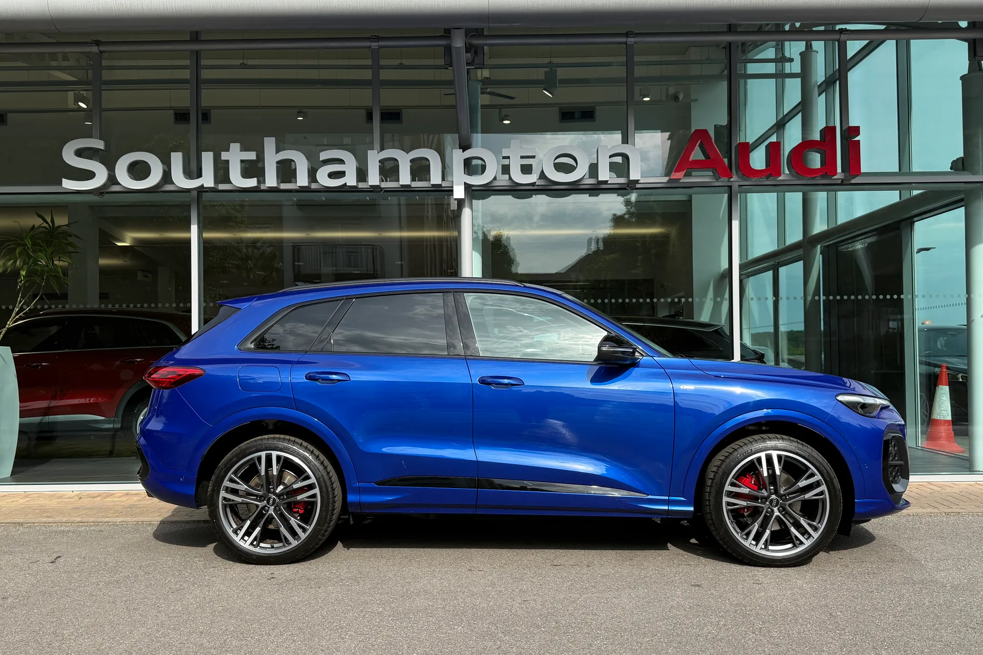 Audi Q5 thumbnail image number 2