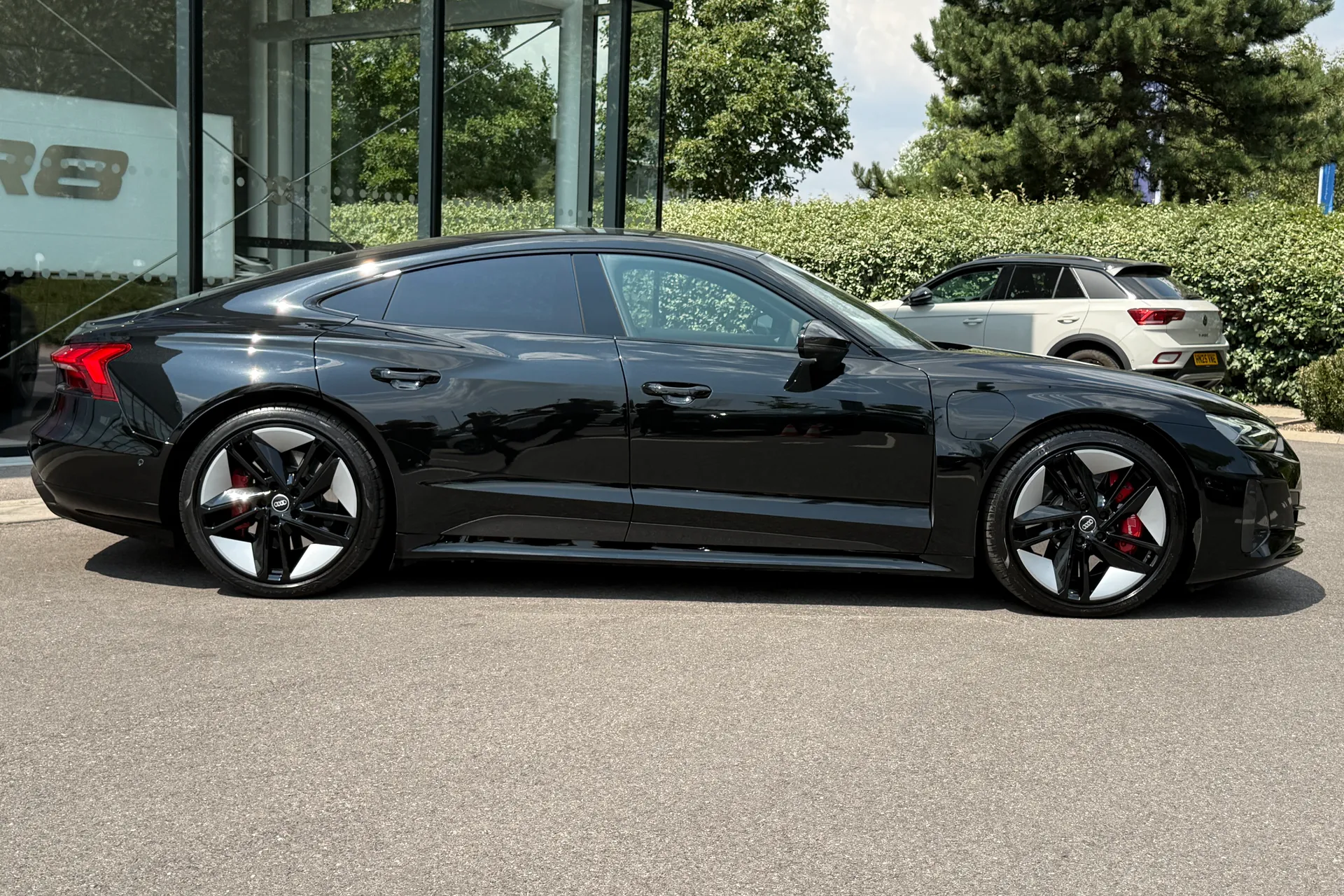Audi RS e-tron GT thumbnail image number 2