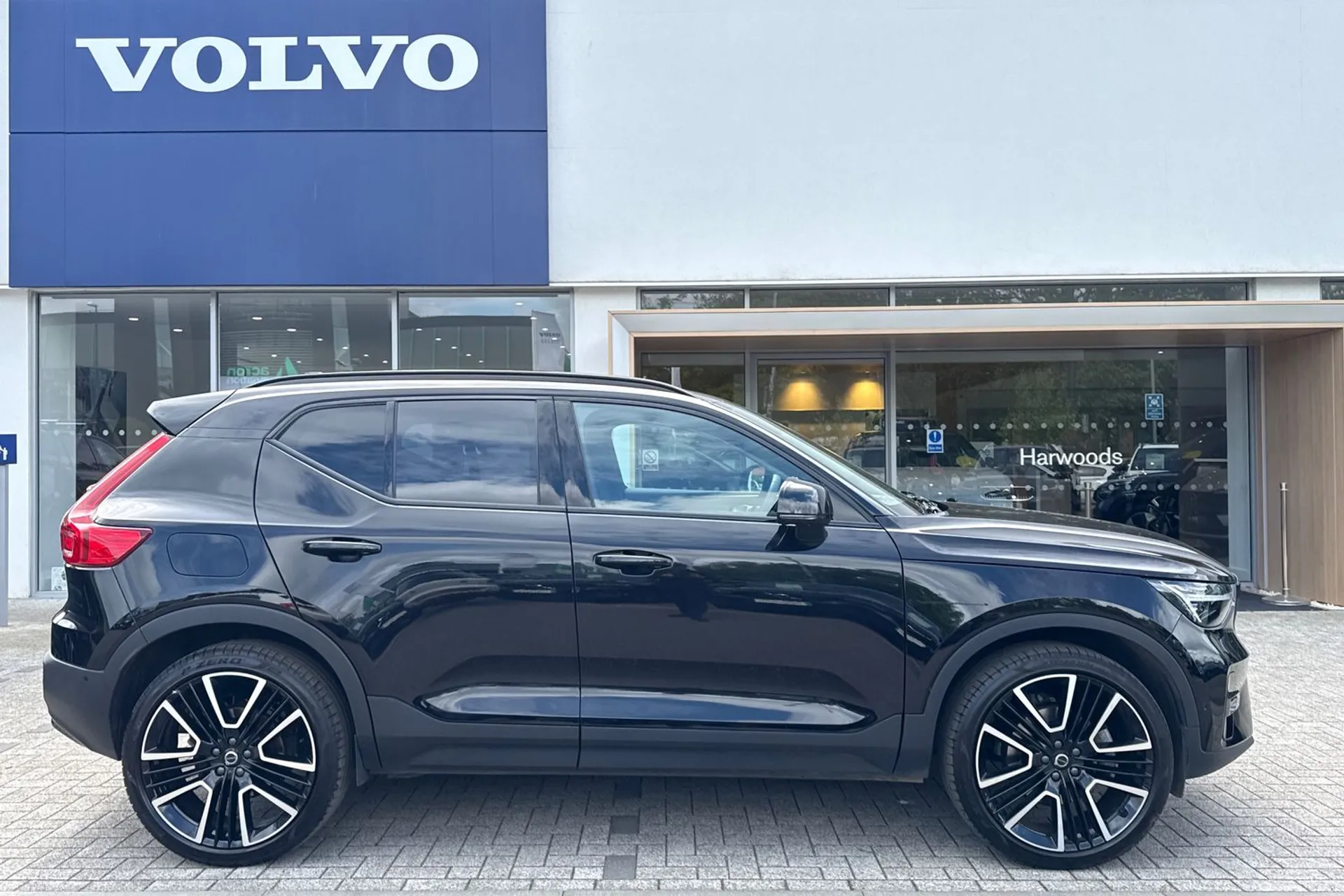 Volvo XC40 thumbnail image number 2