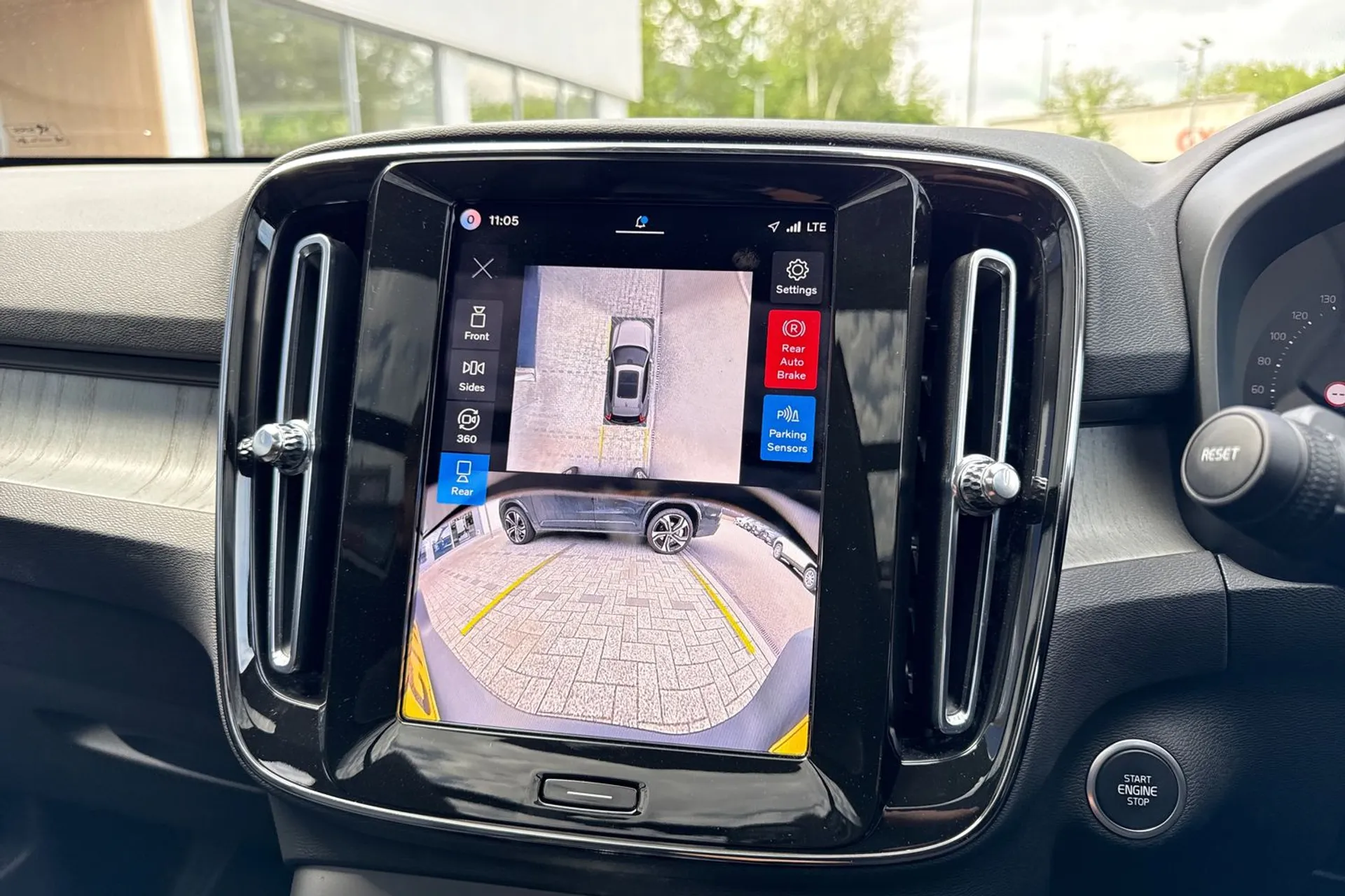 Volvo XC40 thumbnail image number 4