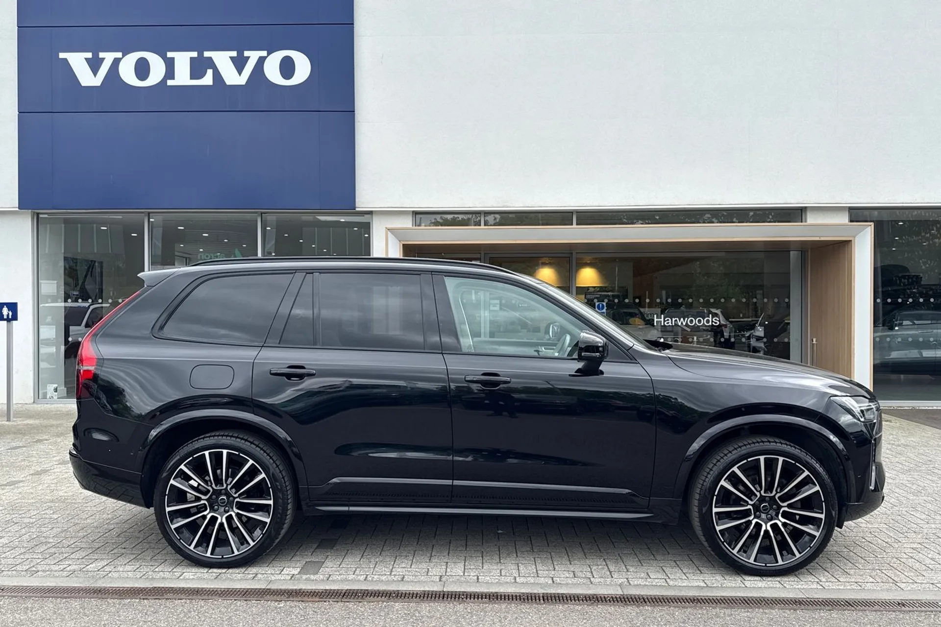 Volvo XC90 thumbnail image number 2