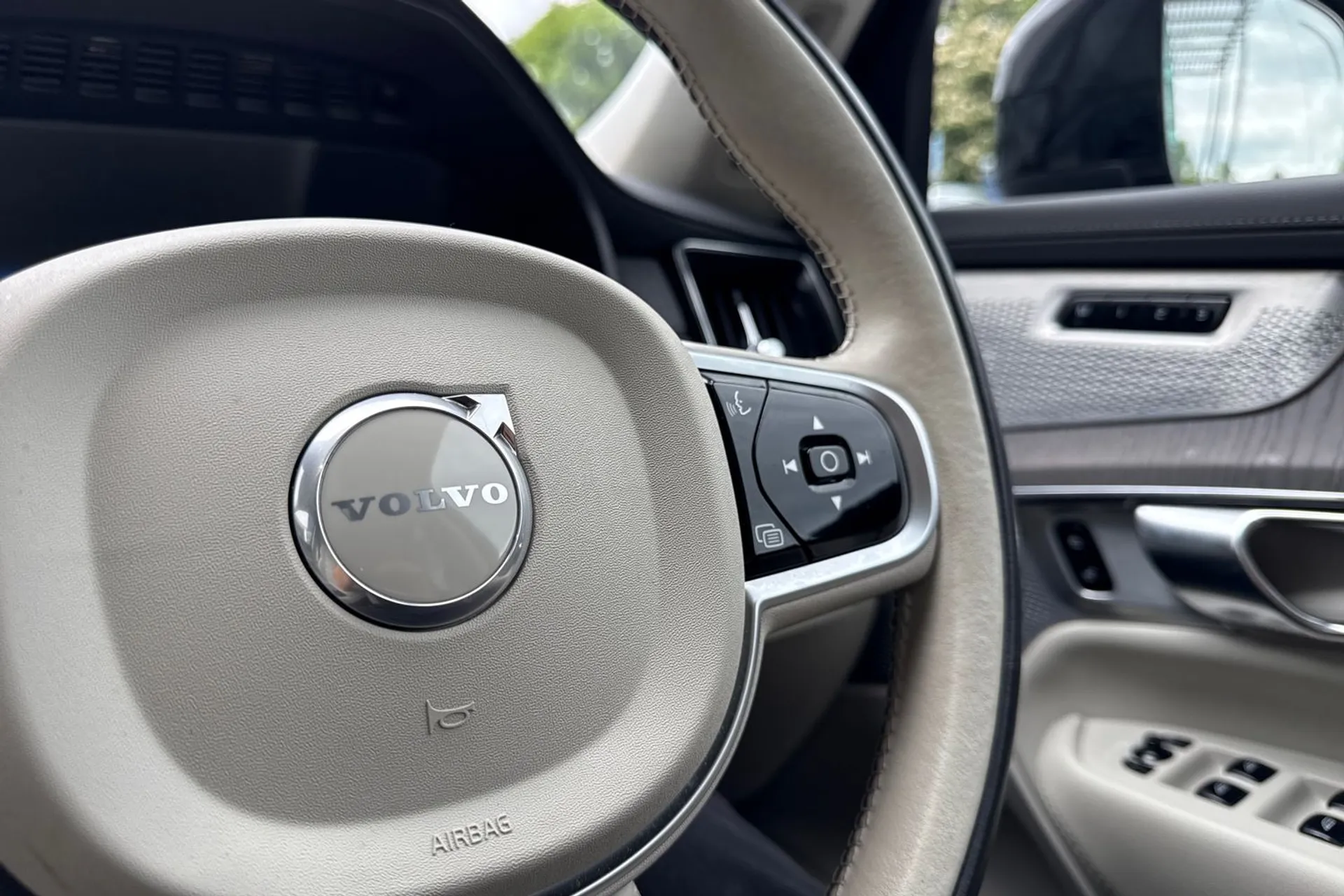 Volvo XC90 thumbnail image number 36