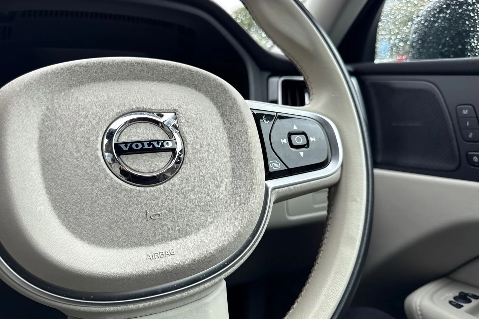 Volvo XC60 thumbnail image number 36