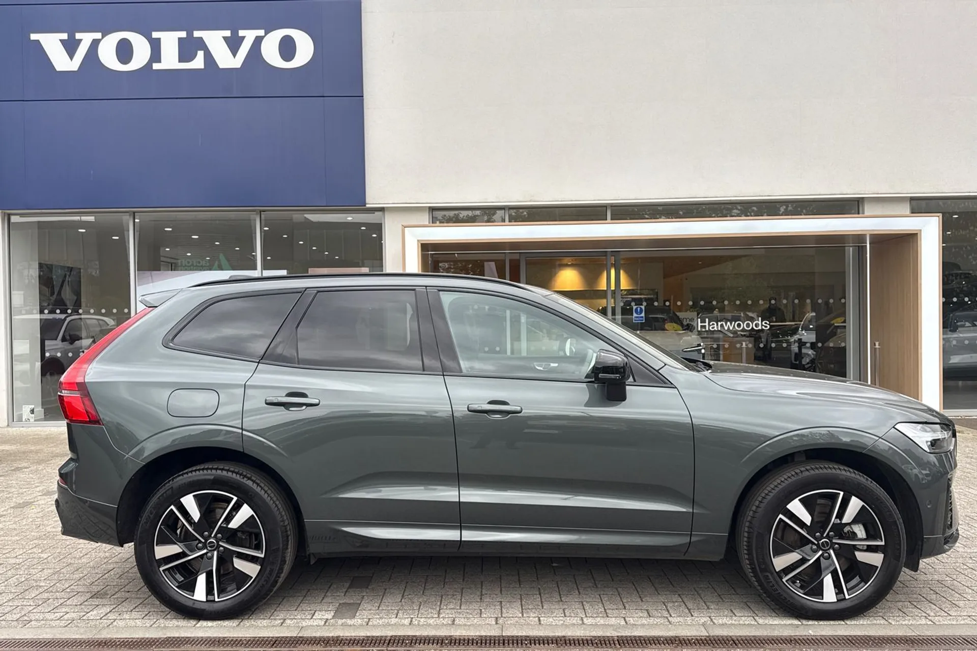 Volvo XC60 thumbnail image number 2