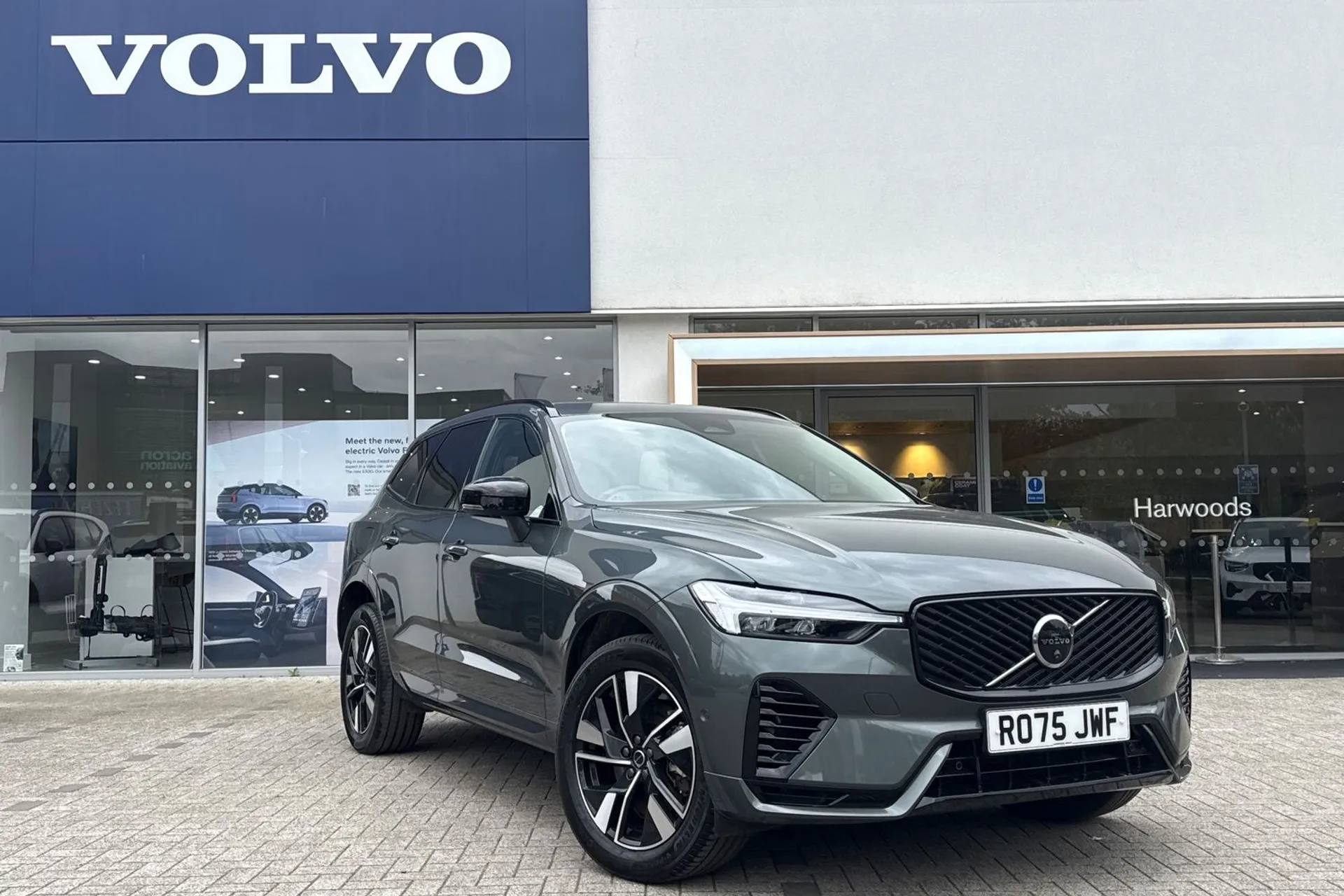 Volvo XC60 focused image