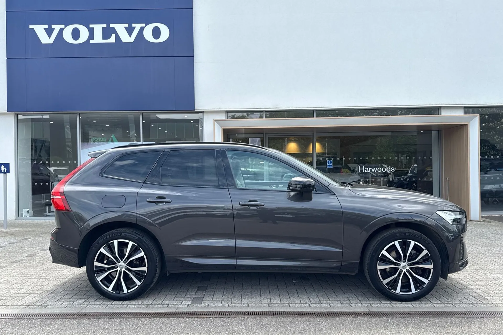 Volvo XC60 thumbnail image number 2