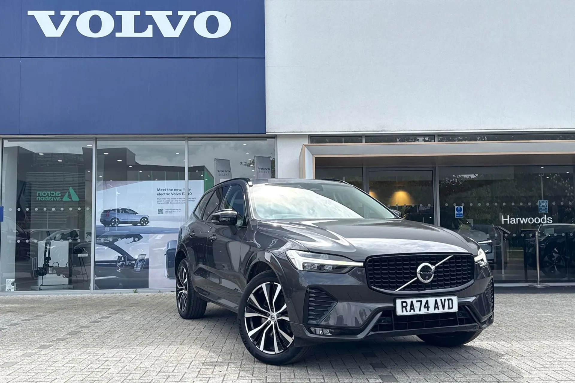 Volvo XC60 focused image