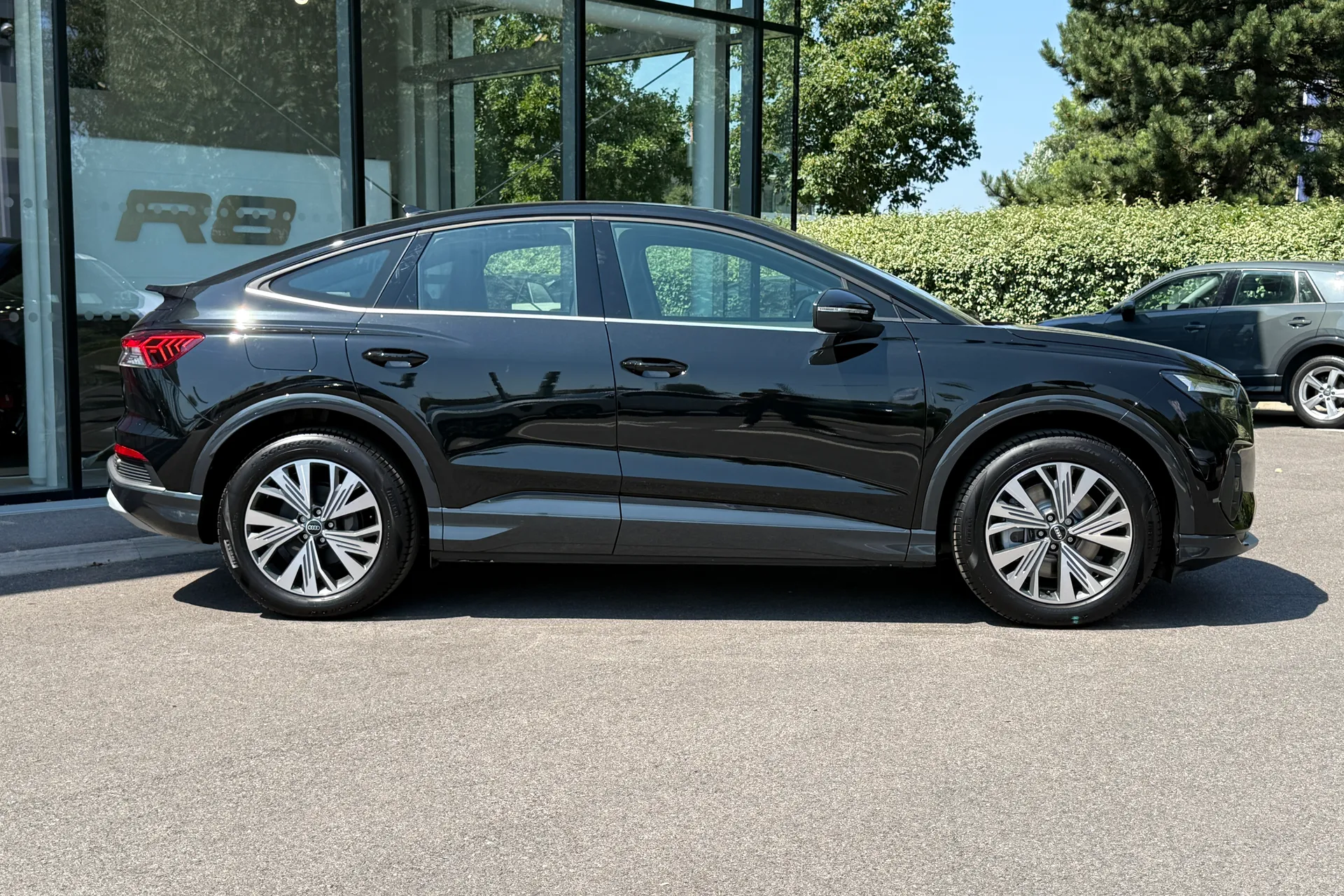 Audi Q4 e-tron thumbnail image number 2