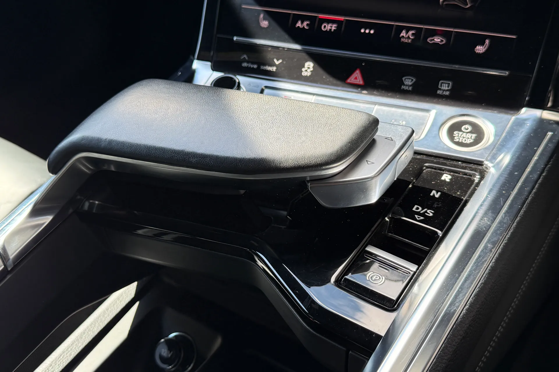 Audi e-tron thumbnail image number 24